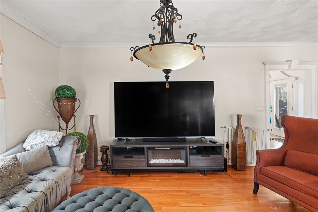 Lynn, Massachusetts, 01905, United States, 3 Bedrooms Bedrooms, ,2 BathroomsBathrooms,Residential,For Sale,1983018