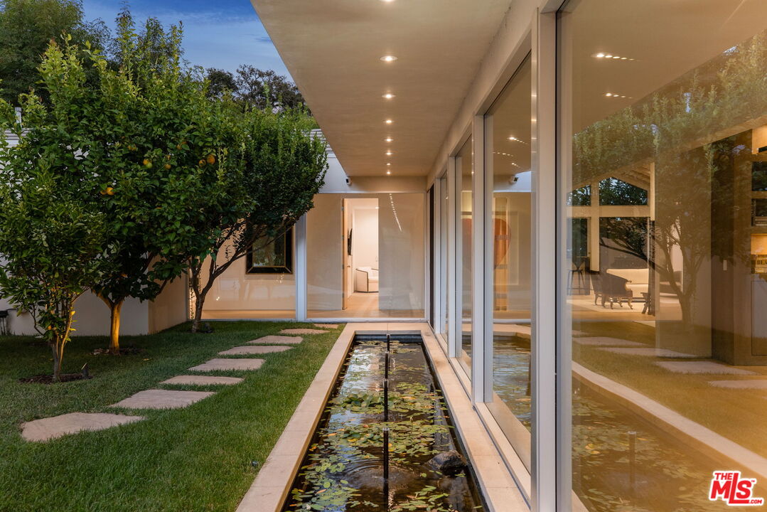 Los Angeles, California, 90049, United States, 5 Bedrooms Bedrooms, ,6 BathroomsBathrooms,Residential,For Sale,1950384