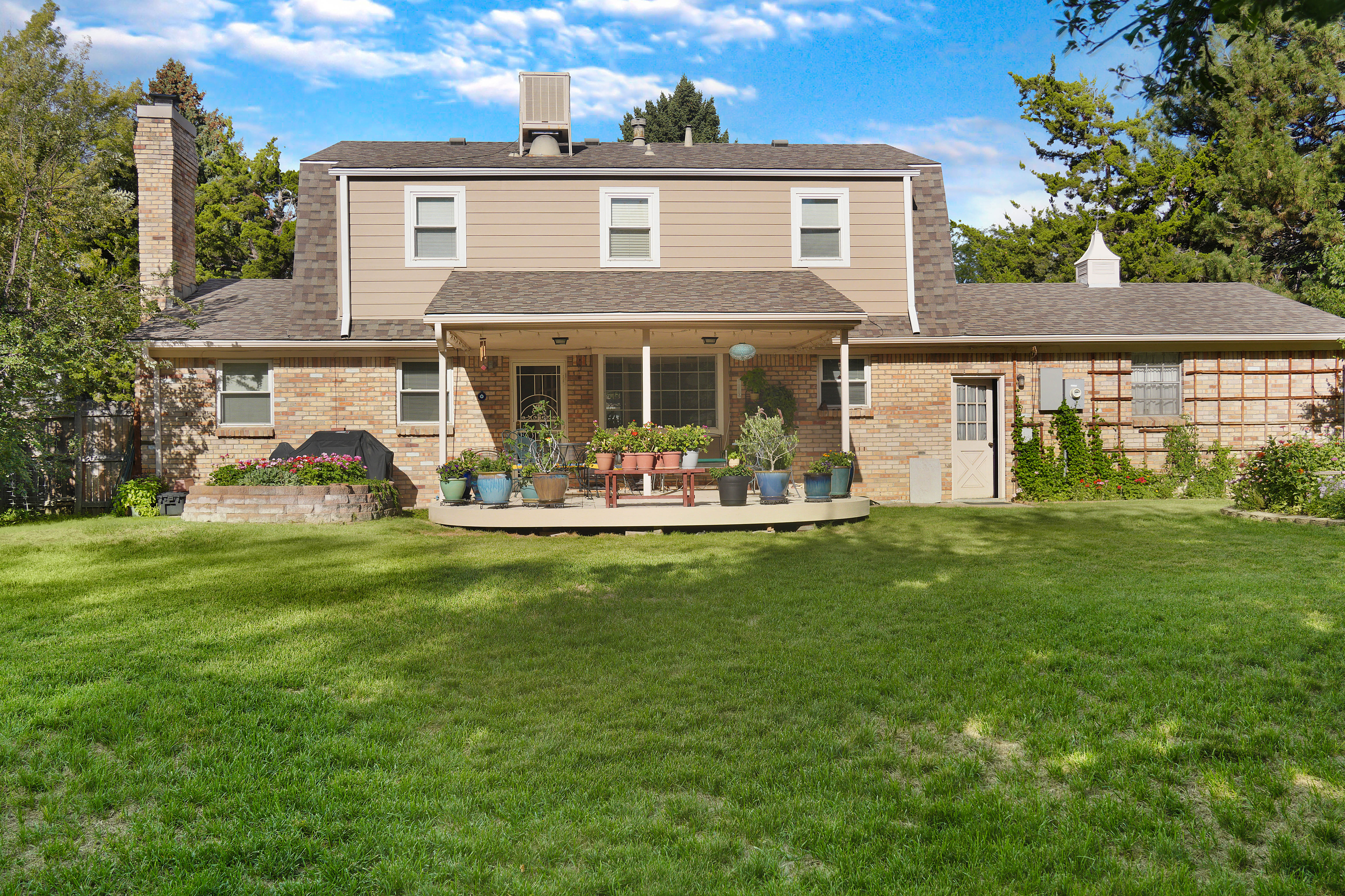  Two-Story Home with Covered Patio and Raised Garden Beds - 物件實景