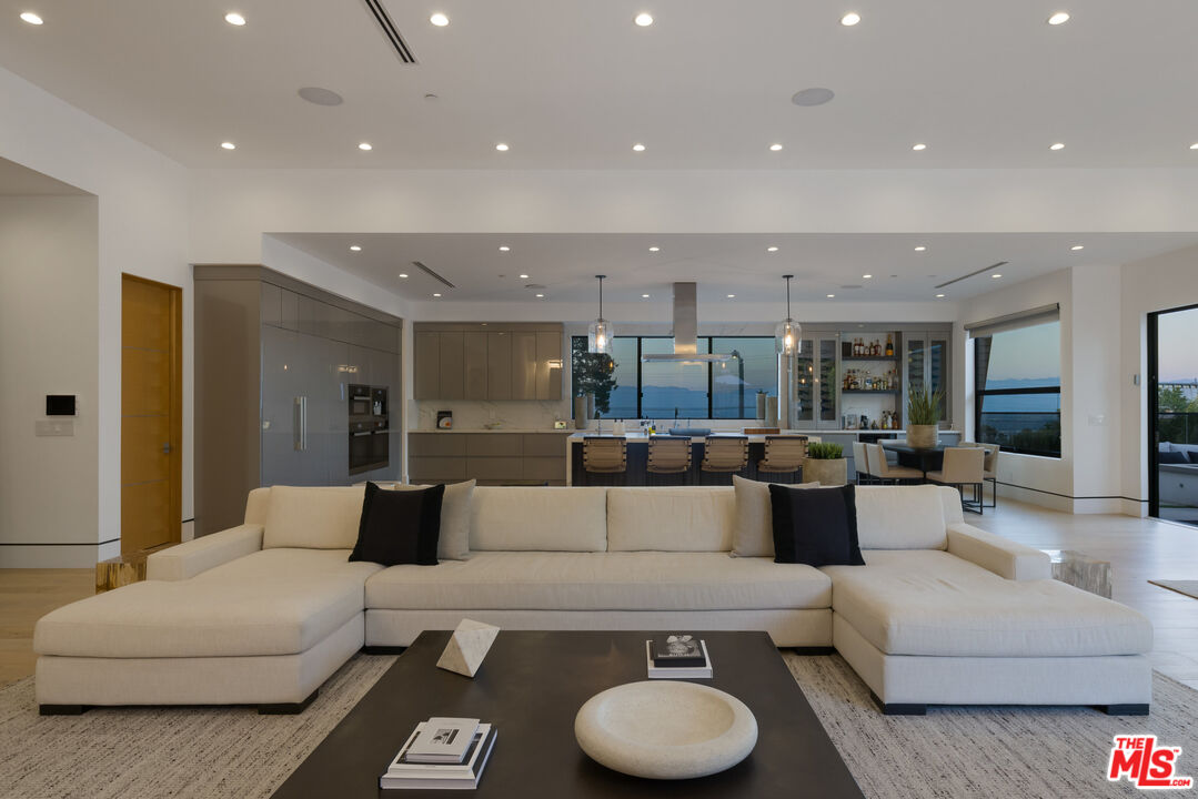 Los Angeles, California, 90049, United States, 4 Bedrooms Bedrooms, ,5 BathroomsBathrooms,Residential,For Sale,1862276