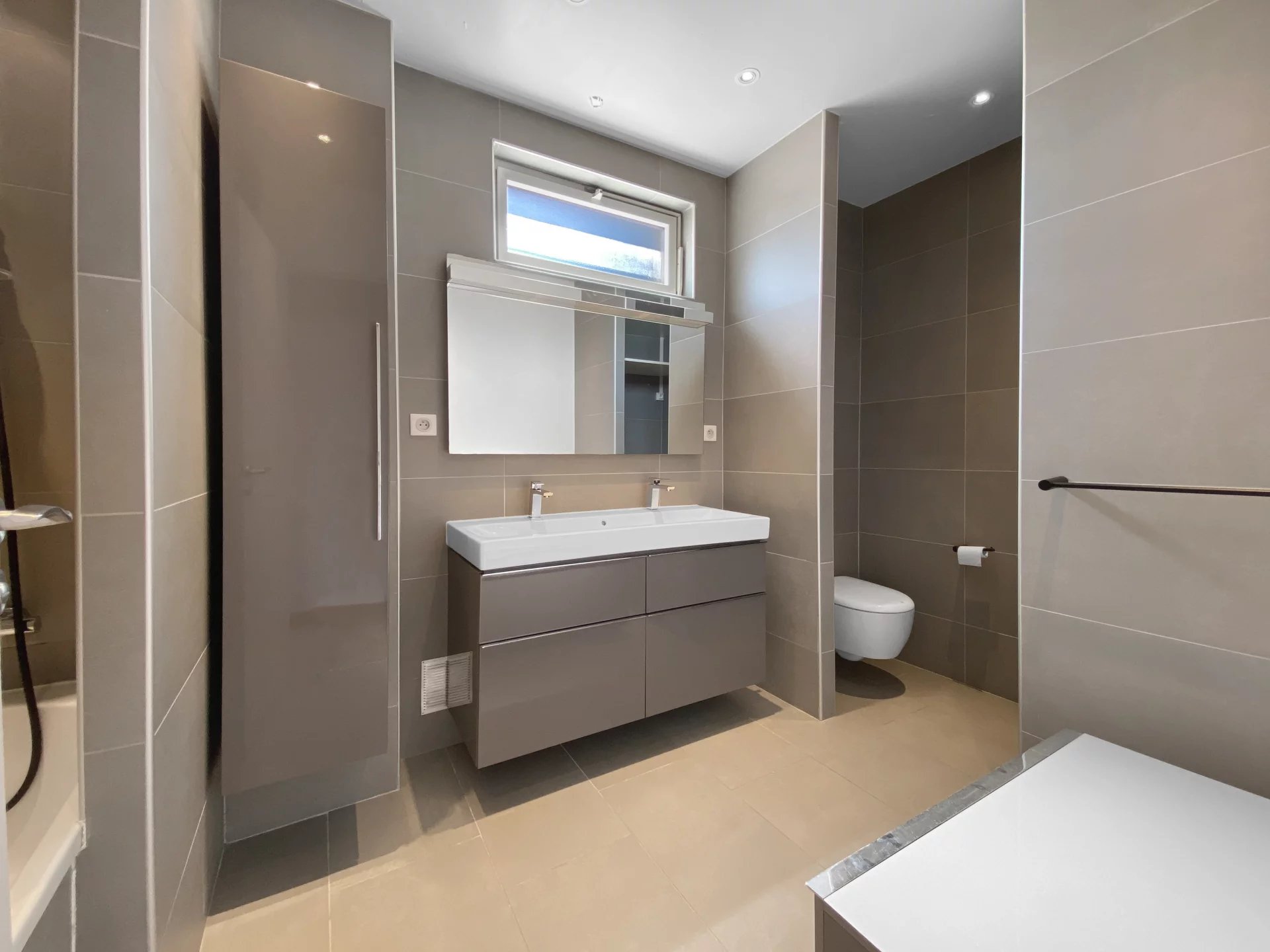 Suresnes, Île-de-France, 92150, FR, 5 Bedrooms Bedrooms, ,3 BathroomsBathrooms,Residential,For Sale,1932825