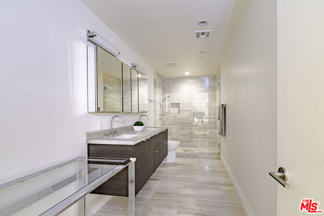 Los Angeles, California, 90010, United States, 3 Bedrooms Bedrooms, ,3 BathroomsBathrooms,Residential,For Sale,1997463