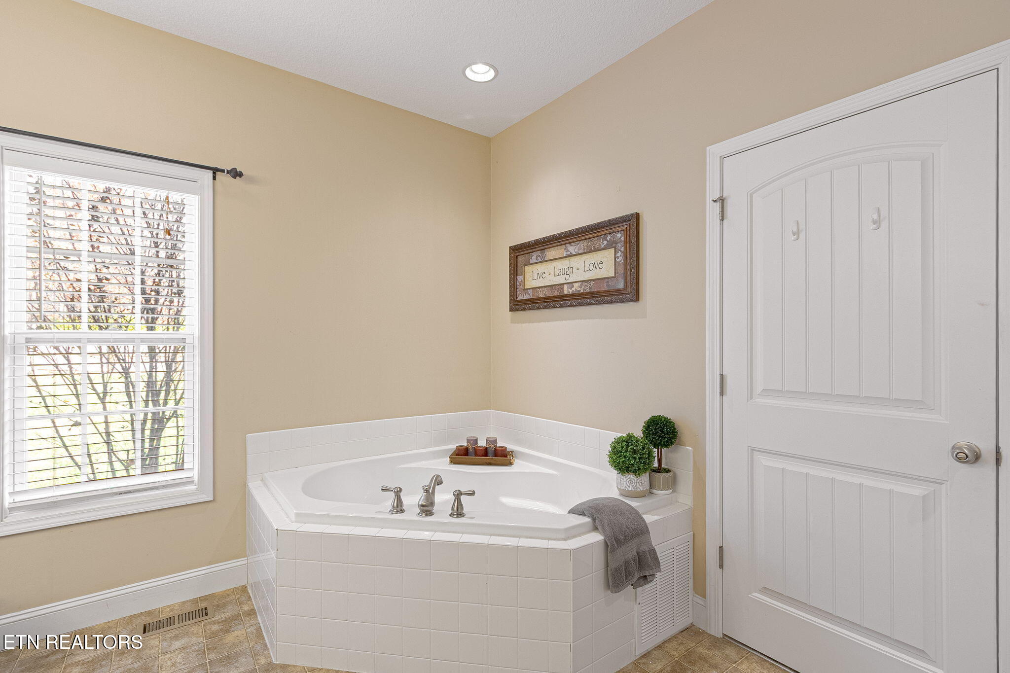 Knoxville, Tennessee, 37938, United States, 4 Bedrooms Bedrooms, ,3 BathroomsBathrooms,Residential,For Sale,1996658