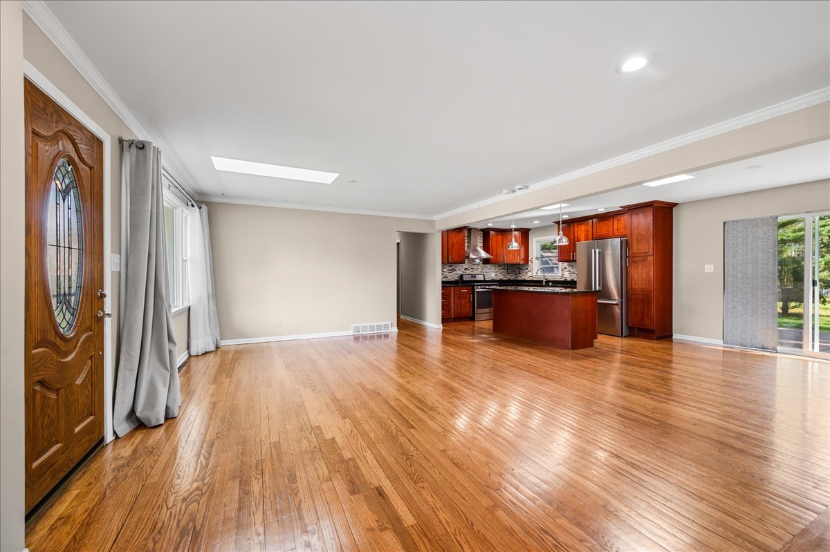 Prospect Heights, Illinois, 60070, United States, 4 Bedrooms Bedrooms, ,2 BathroomsBathrooms,Residential,For Sale,1968626