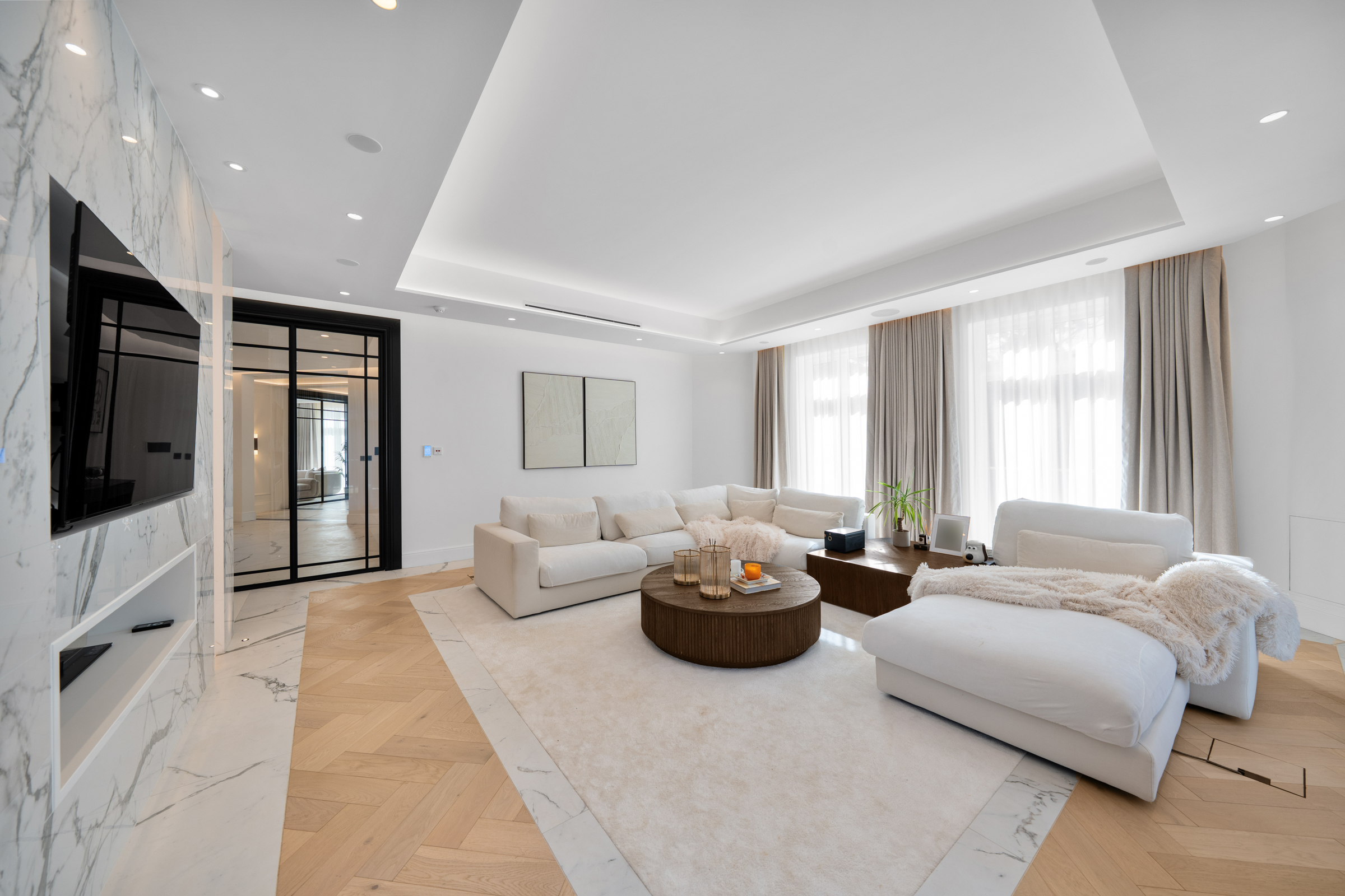  A six-bedroom St George’s Hill house with a private spa and rising-floor pool - 物件實景