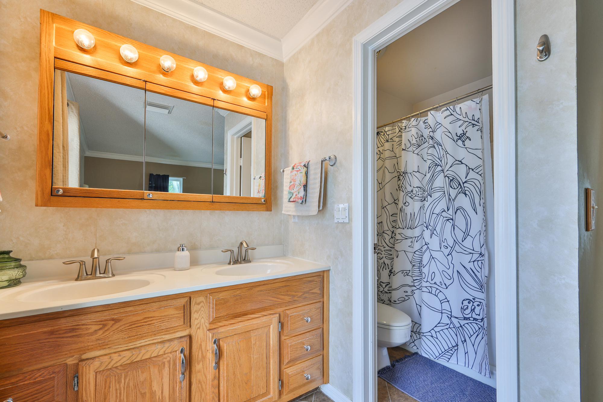 Tampa, Florida, 33613, United States, 3 Bedrooms Bedrooms, ,2 BathroomsBathrooms,Residential,For Sale,1981036