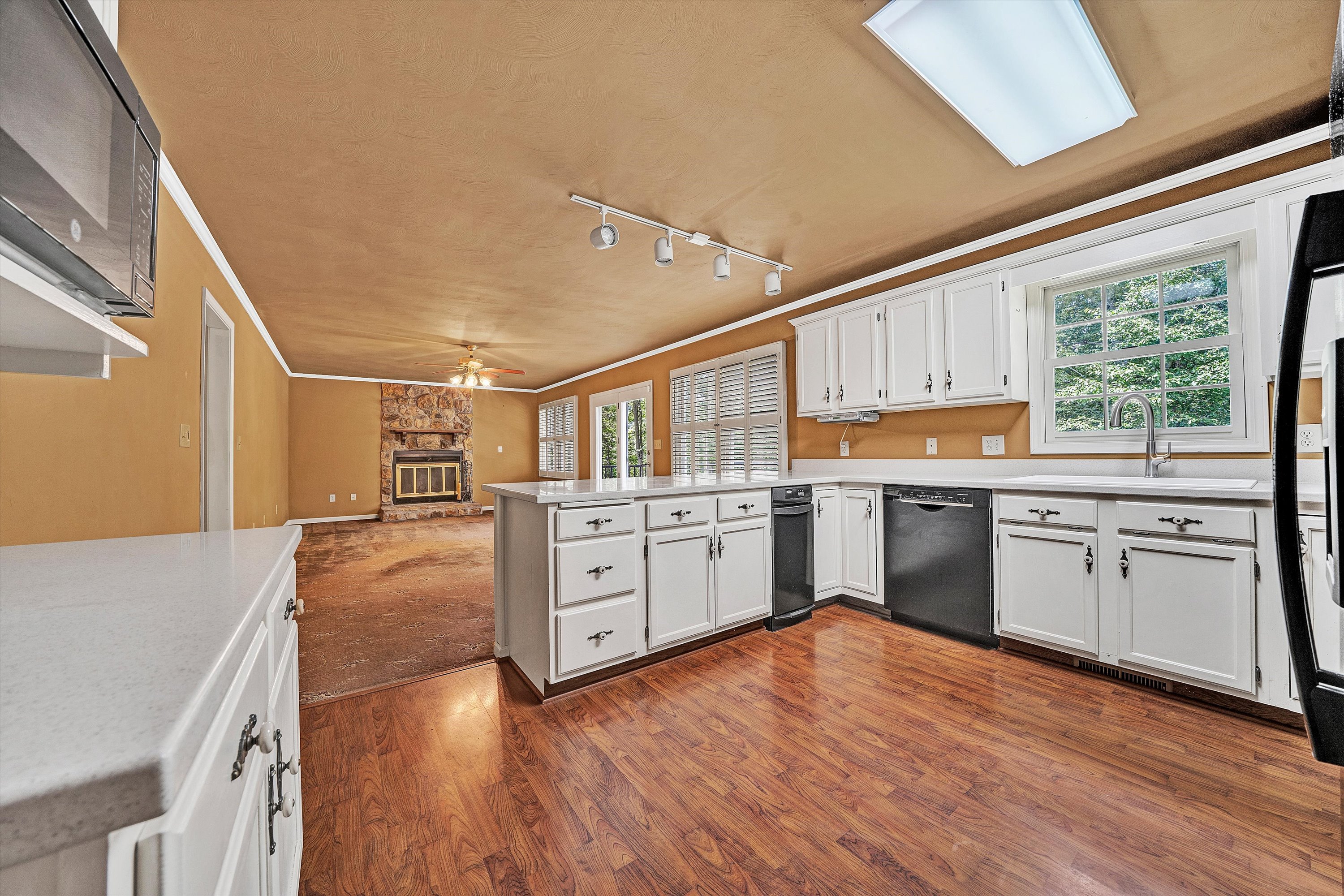 Bedford, Virginia, 24523, United States, 4 Bedrooms Bedrooms, ,4 BathroomsBathrooms,Residential,For Sale,1914324