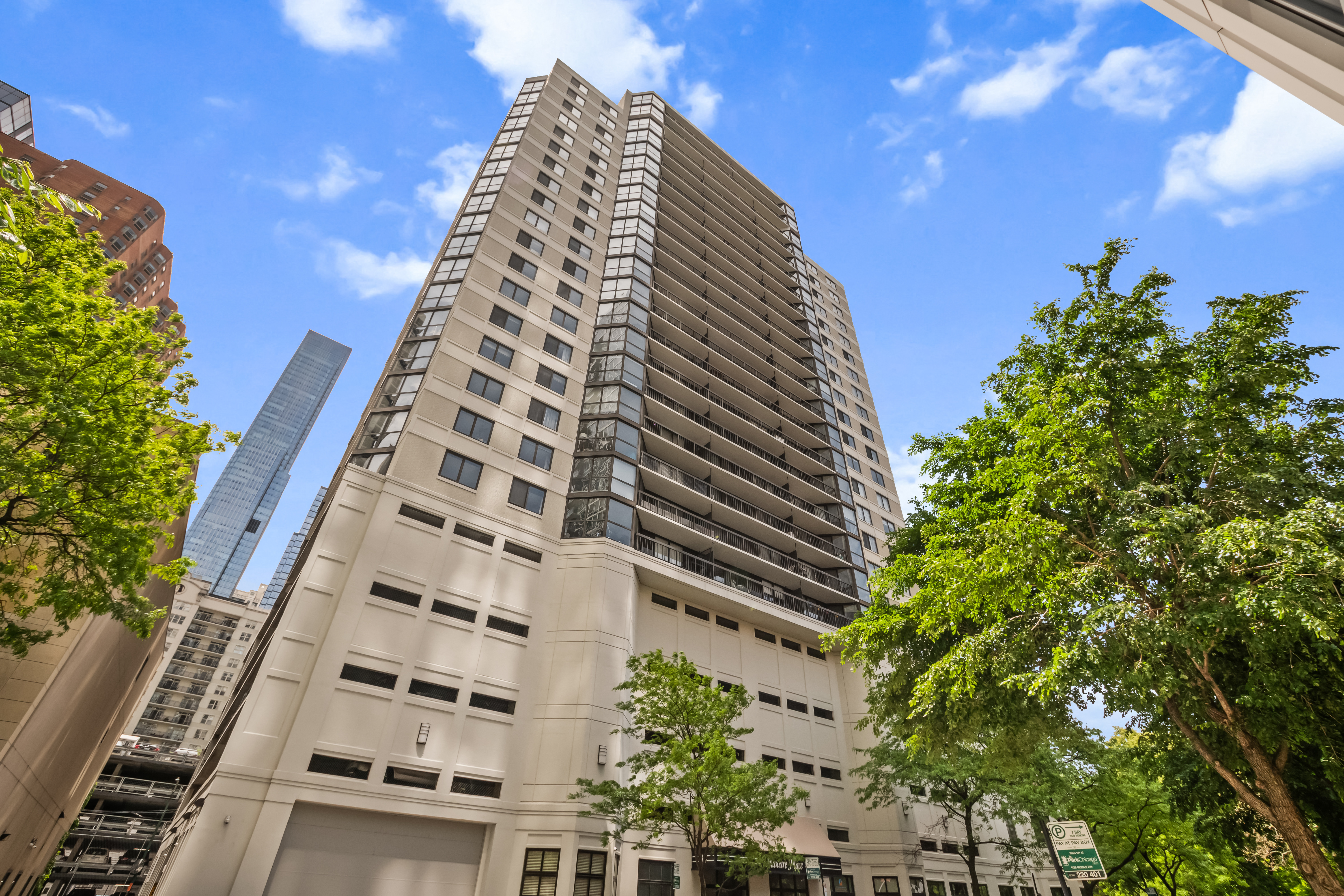  Experience Elevated City Living in this Spacious Southwest Corner Condo - 物件實景
