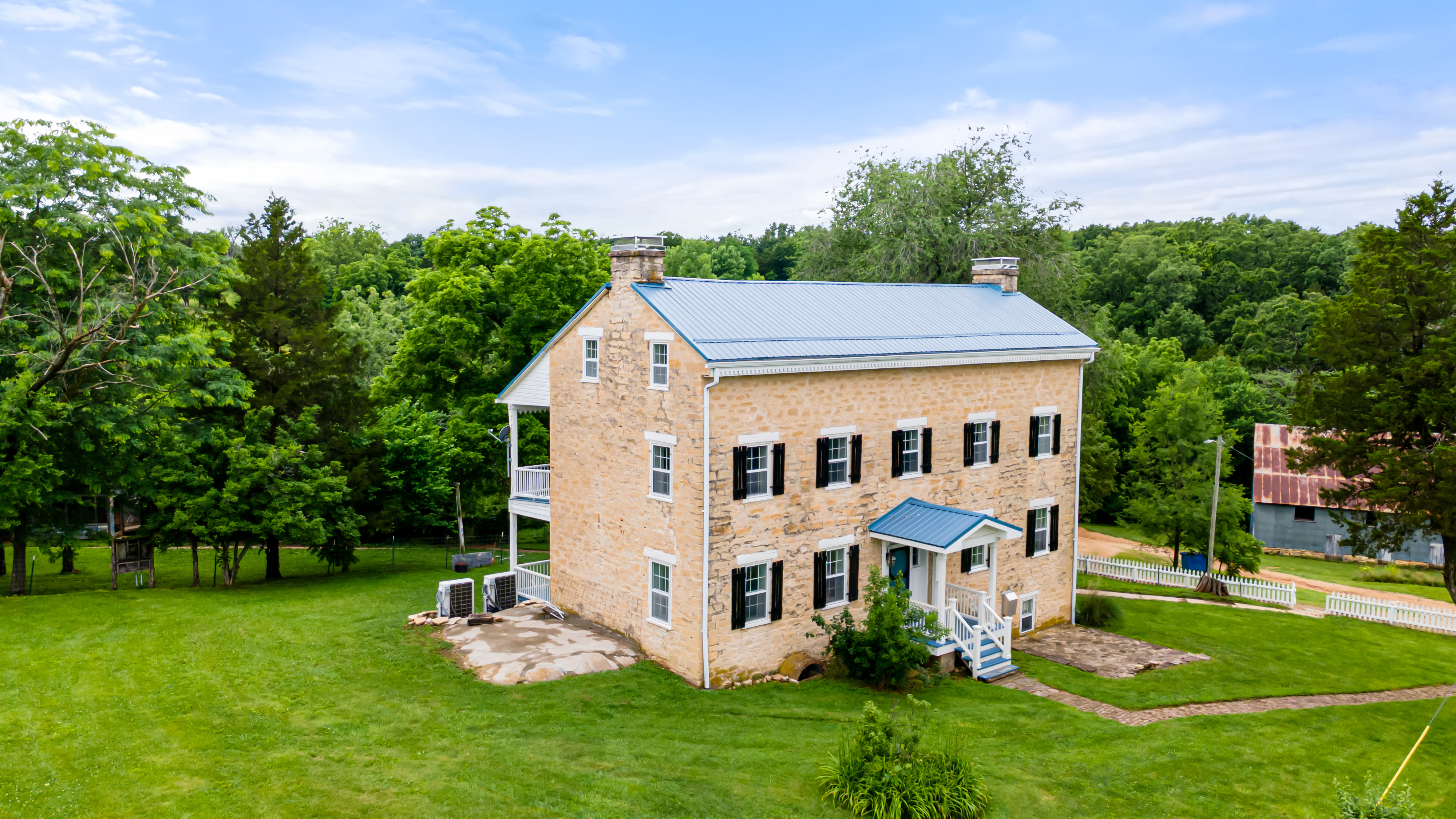  Built In 1851, 4-Story Limestone Federal-Style Home On Over 17 Acres - 物件實景