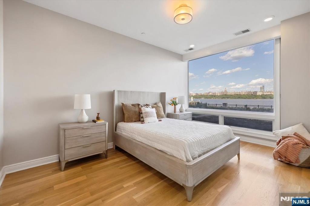 Edgewater, New Jersey, 07020, United States, 2 Bedrooms Bedrooms, ,2 BathroomsBathrooms,Residential,For Sale,1849063