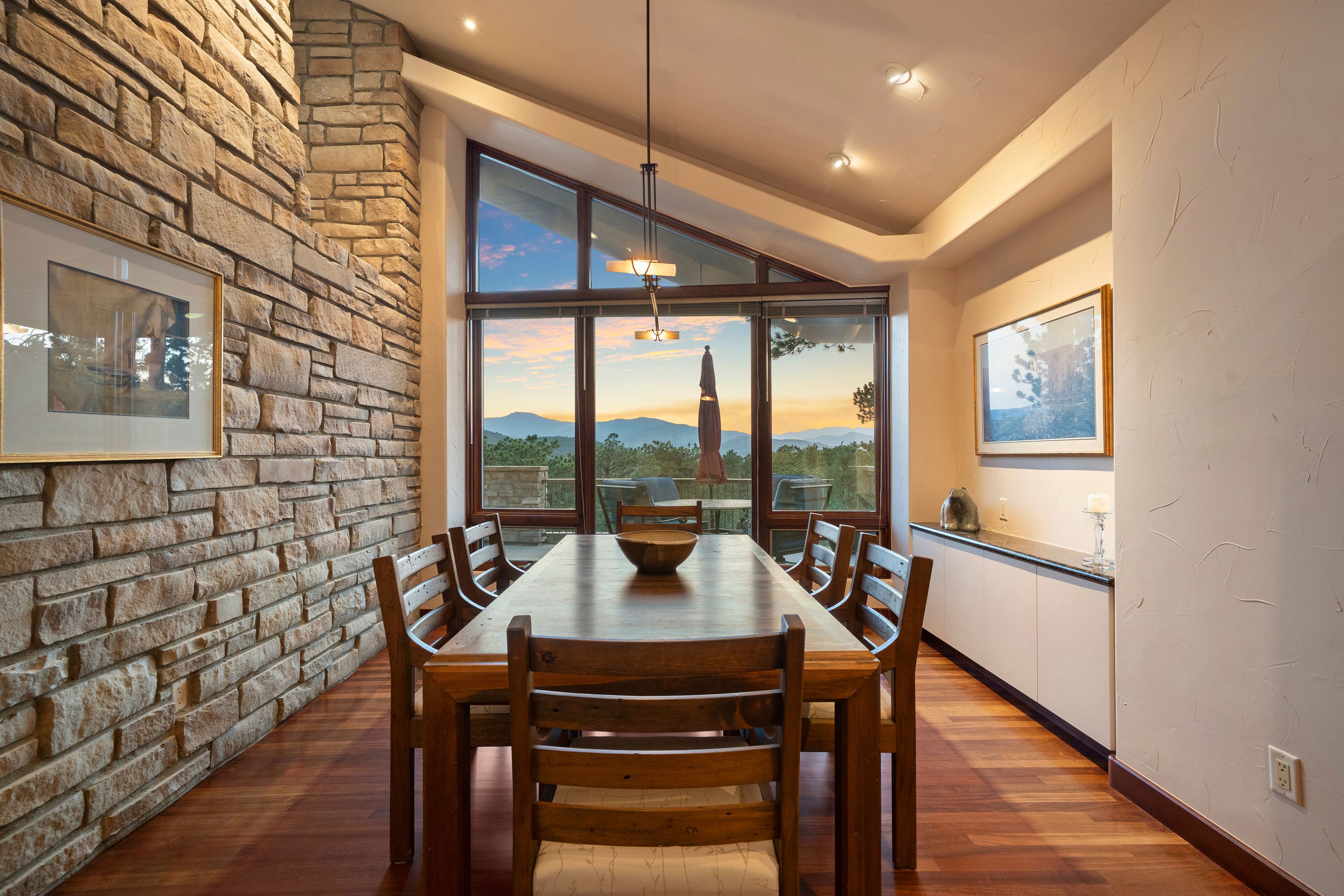  Custom Built on Over Five Acres - 物件實景