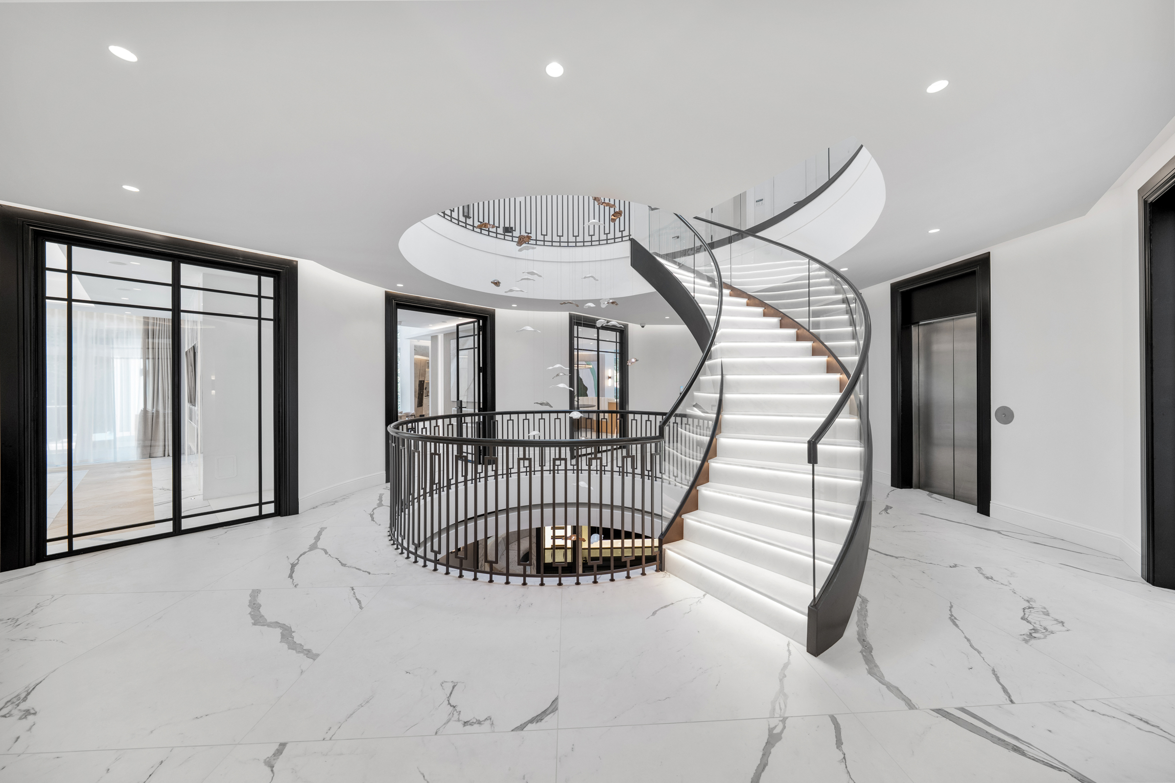  A six-bedroom St George’s Hill house with a private spa and rising-floor pool - 物件實景