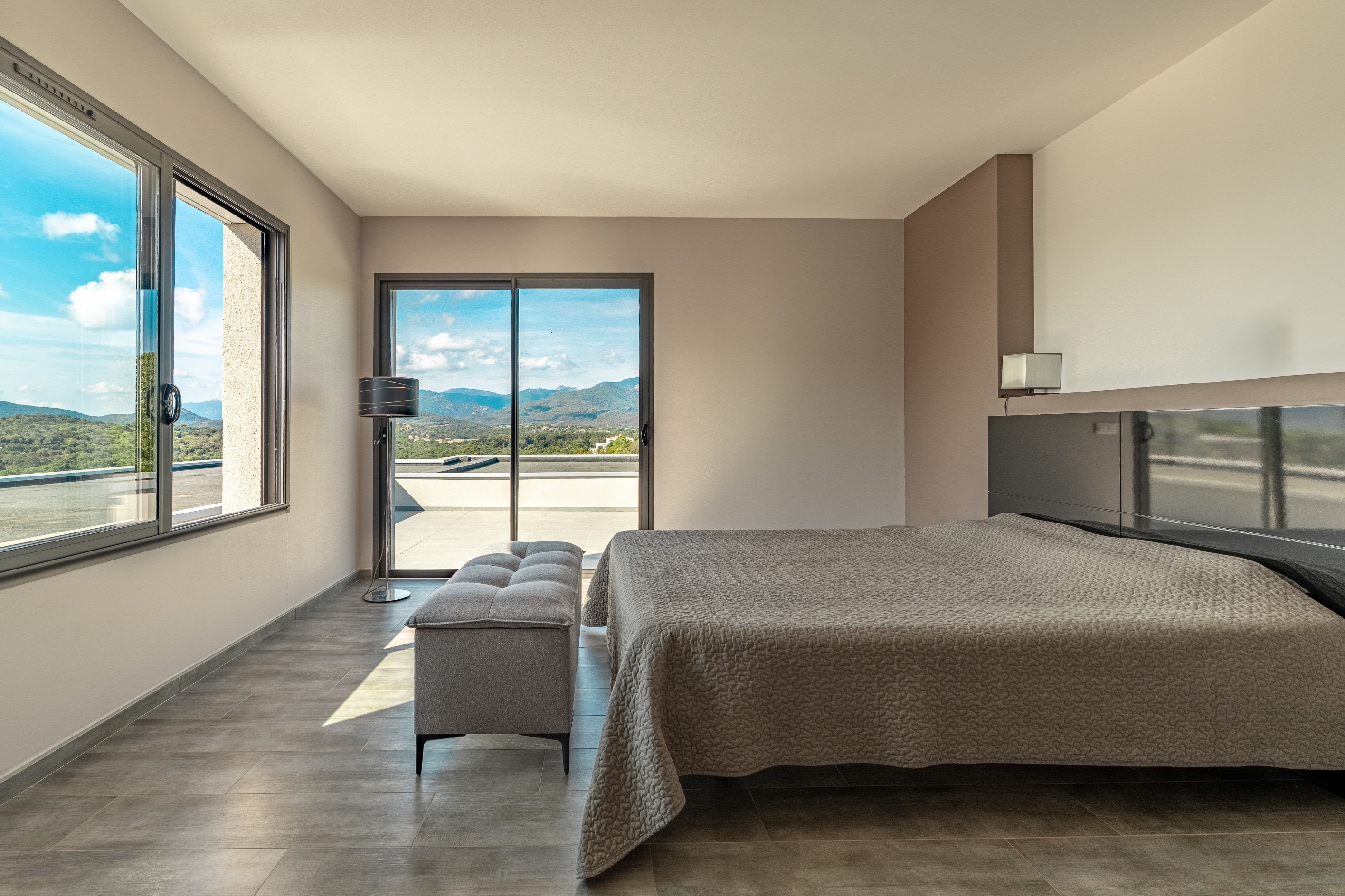  Contemporary 300 sqm villa with a mirror pool in Pinarello – 5 suites - 物件實景