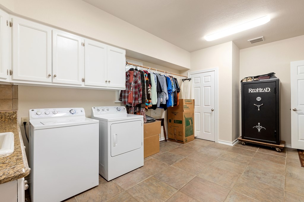 405 405 Frederick Rd, Fredericksburg, Texas, 78624, United States, 5 Bedrooms Bedrooms, ,5 BathroomsBathrooms,Residential,For Sale,405 405 Frederick Rd,1413377