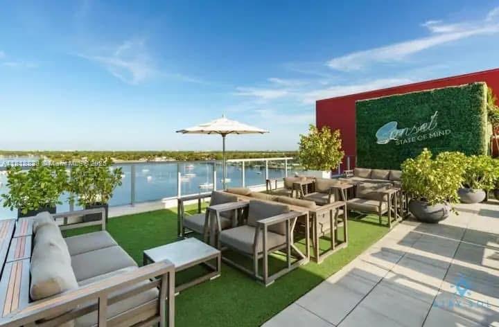 Hollywood, Florida, 33019, United States, 2 Bedrooms Bedrooms, ,1 BathroomBathrooms,Residential,For Sale,1850092