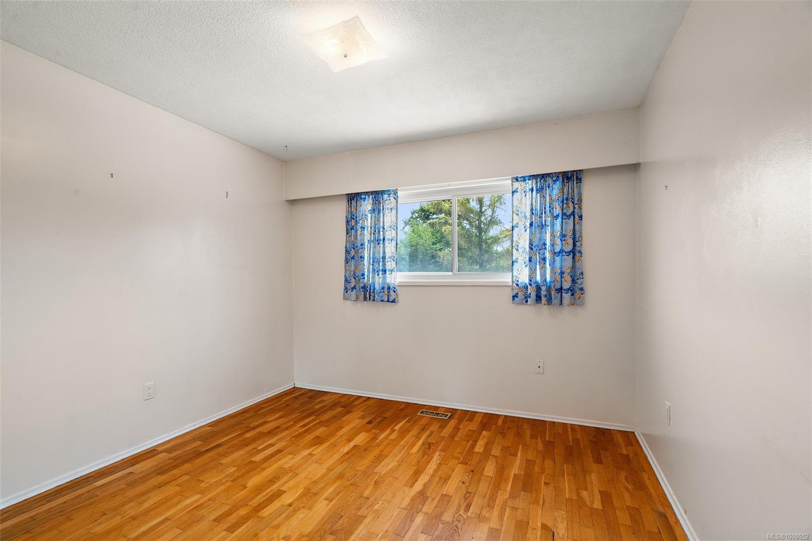 SAANICH, British Columbia, V8N 2E2, CA, 4 Bedrooms Bedrooms, ,Residential,For Sale,1949175