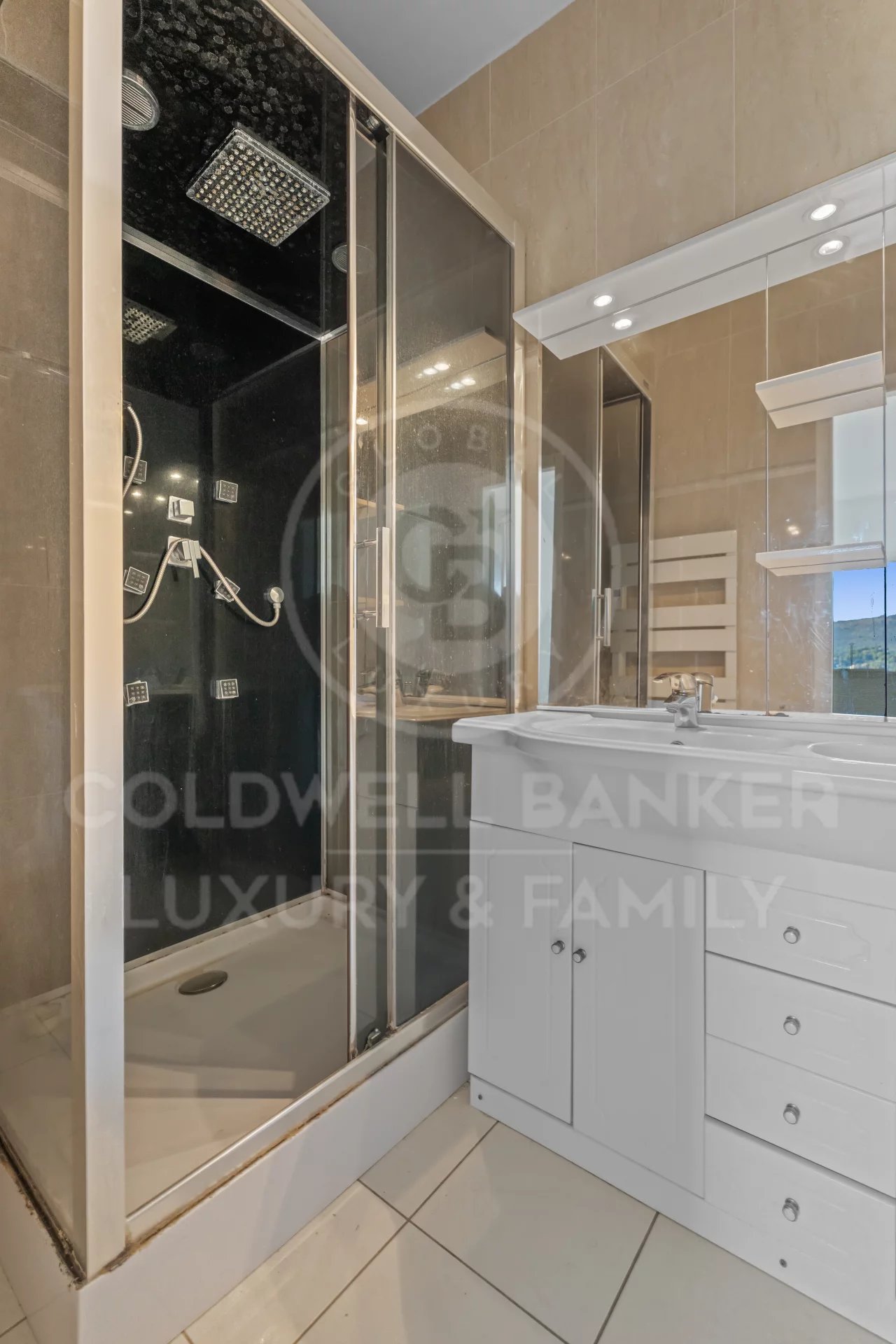 Nice, Provence-Alpes-Côte d’Azur, 06000, FR, 3 Bedrooms Bedrooms, ,2 BathroomsBathrooms,Residential,For Sale,1999783