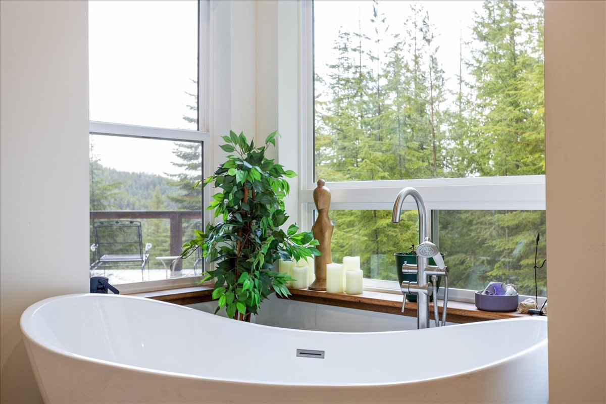 Sagle, Idaho, 83860, United States, 3 Bedrooms Bedrooms, ,4 BathroomsBathrooms,Residential,For Sale,1976949