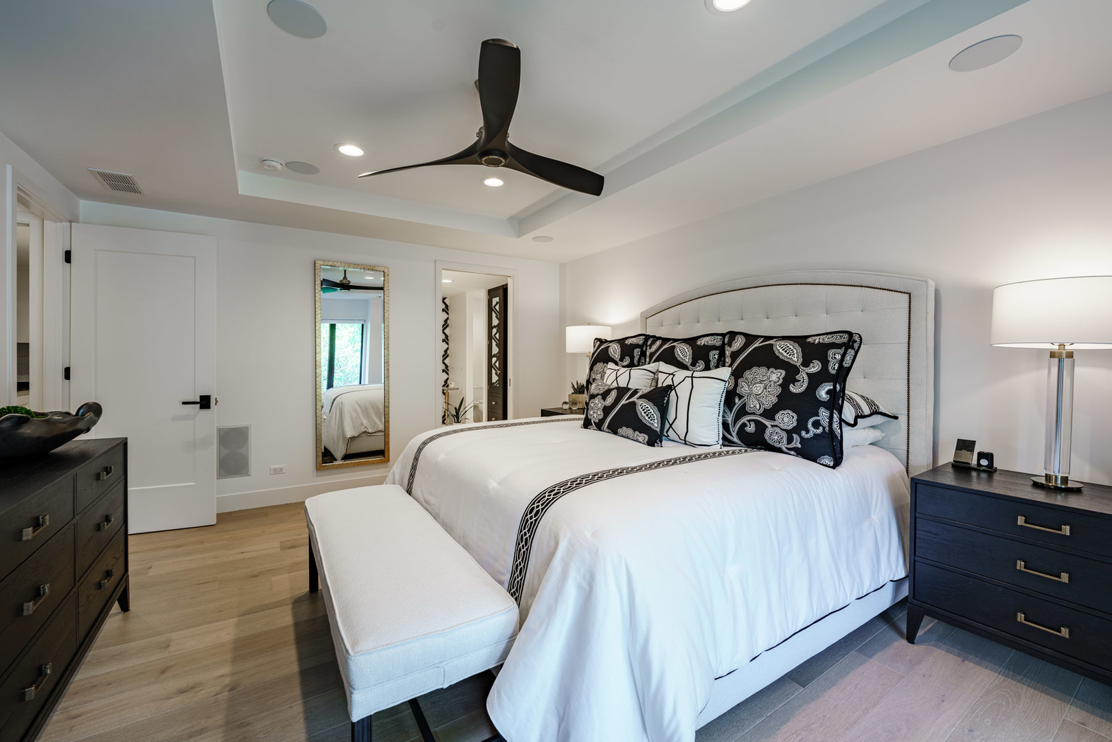 Oak Brook, Illinois, 60523, United States, 2 Bedrooms Bedrooms, ,2 BathroomsBathrooms,Residential,For Sale,1927231
