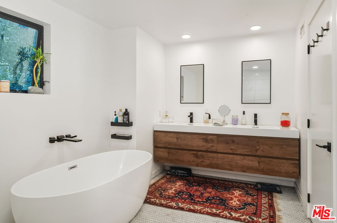 Los Angeles, California, 90049, United States, 3 Bedrooms Bedrooms, ,3 BathroomsBathrooms,Residential,For Sale,2002903