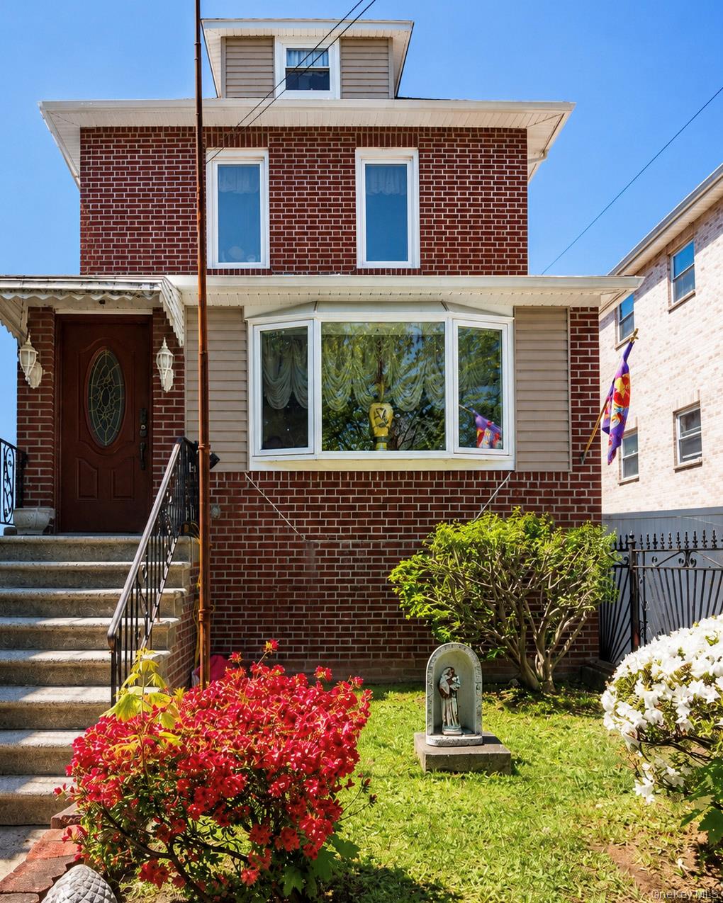 Bronx, New York, 10461, United States, 5 Bedrooms Bedrooms, ,3 BathroomsBathrooms,Residential,For Sale,2049005