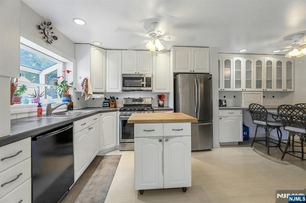 Fair Lawn, New Jersey, 07410, United States, 4 Bedrooms Bedrooms, ,2 BathroomsBathrooms,Residential,For Sale,1940655