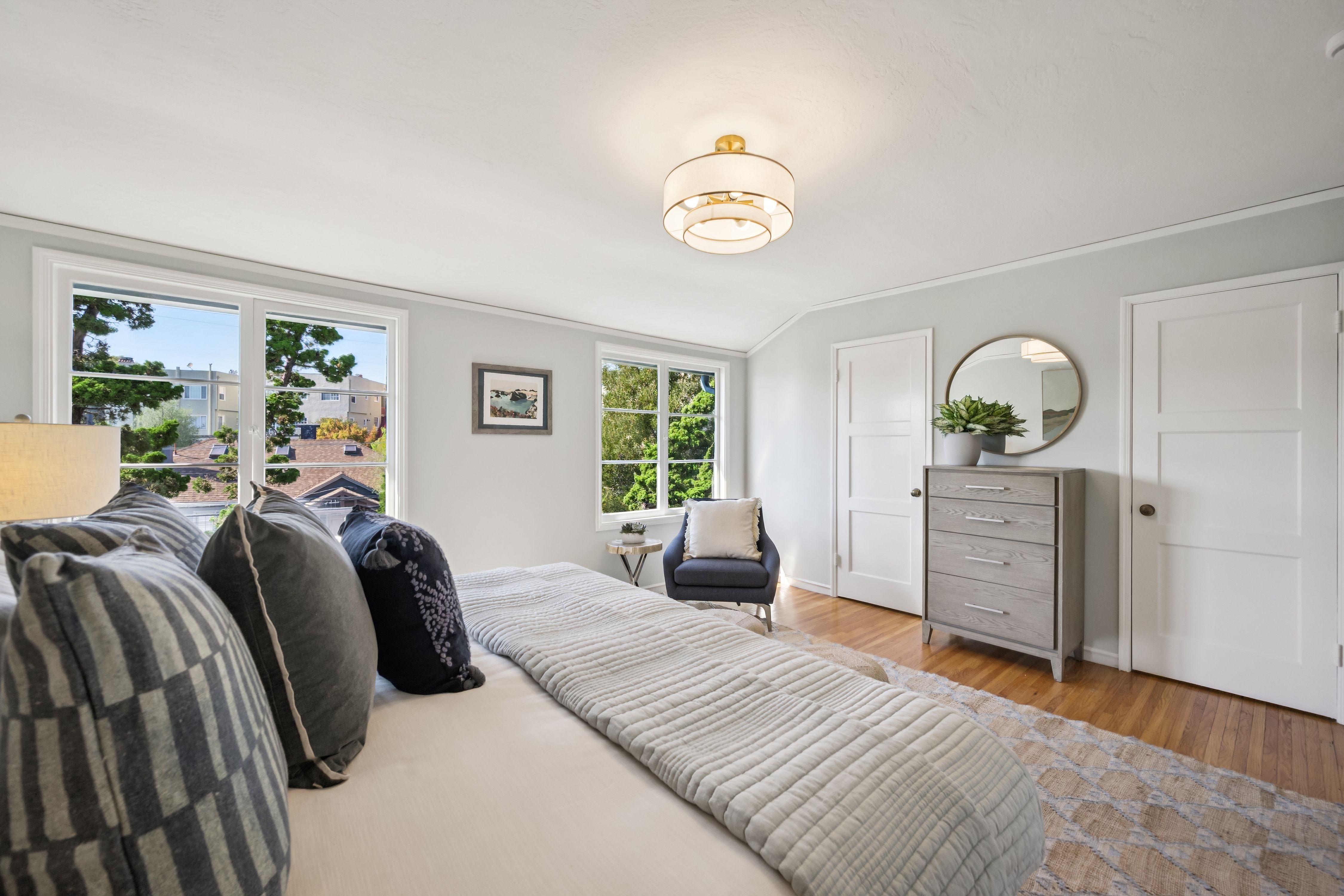  Spacious Corner-Lot Residence Offering Flexible Living Near Lake Merritt - 物件實景