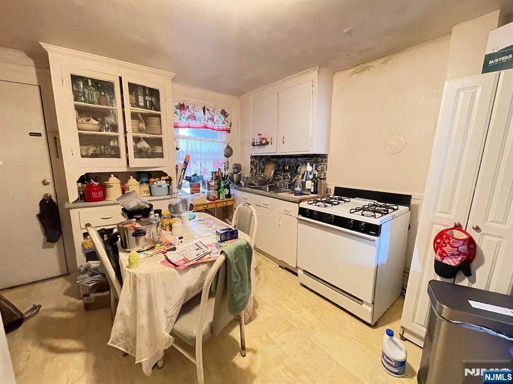 Newark, New Jersey, 07105, United States, 7 Bedrooms Bedrooms, ,4 BathroomsBathrooms,Residential,For Sale,1984618