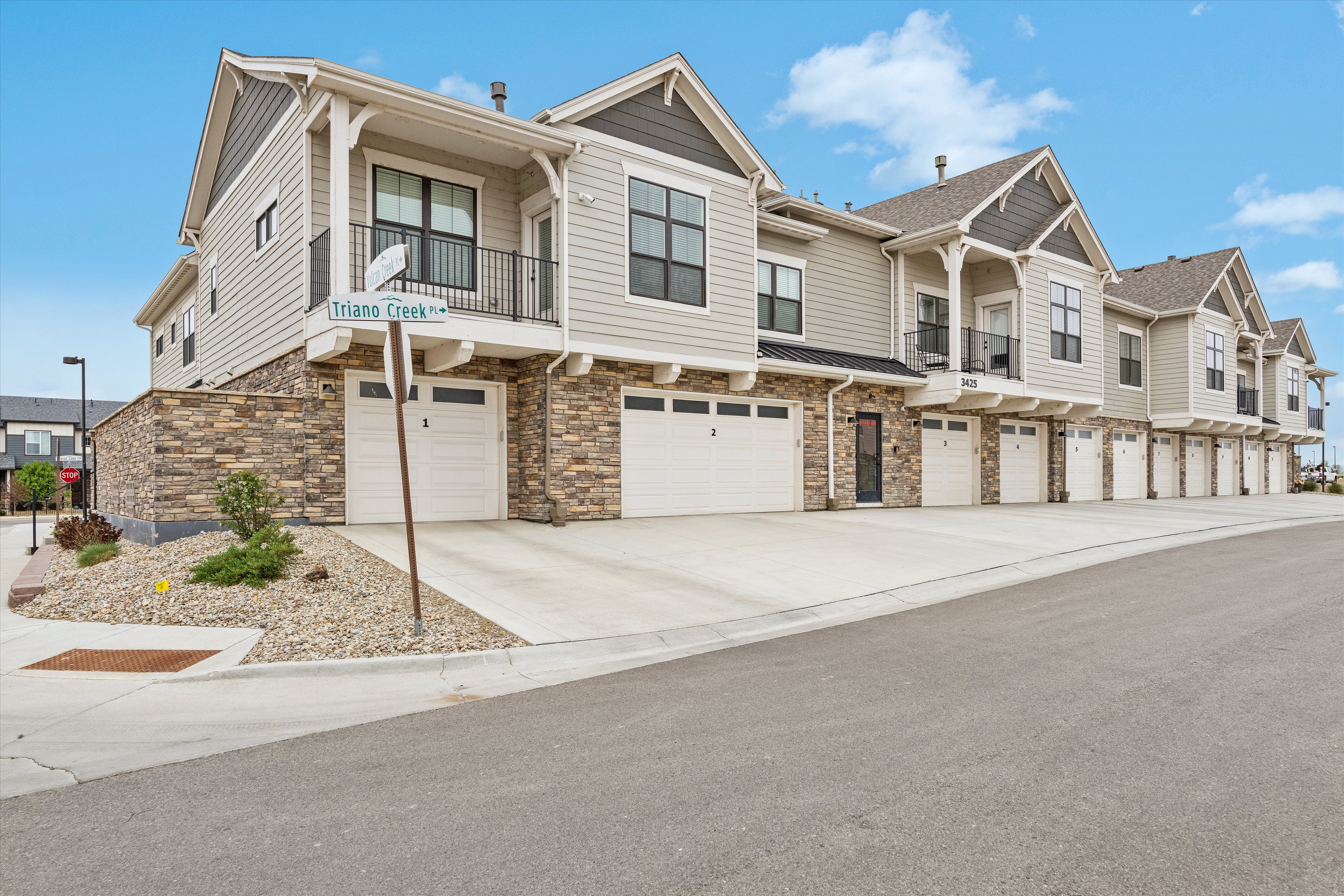  Enjoy Effortless, Lock-and-Leave Living in this Beautifully Finished Home - 物件實景