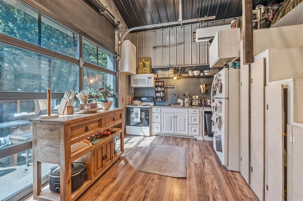 Mineola, Texas, 75773, United States, 3 Bedrooms Bedrooms, ,3 BathroomsBathrooms,Residential,For Sale,1947145