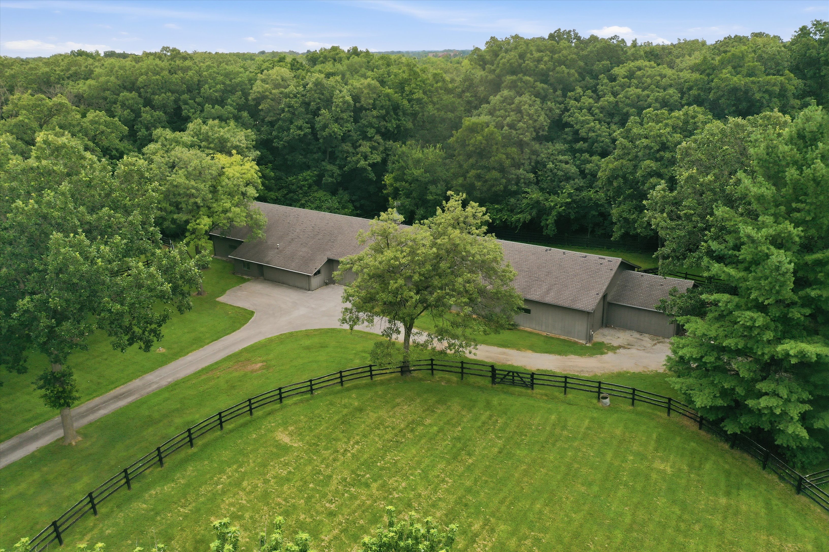  Private Country Estate Situated on Over Nine Acres of Beautiful Open Grounds - 物件實景