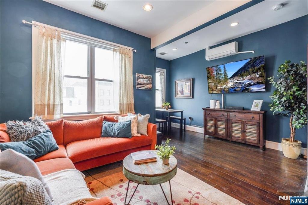 Jersey City, New Jersey, 07302, United States, 1 Bedroom Bedrooms, ,1 BathroomBathrooms,Residential,For Sale,1874019