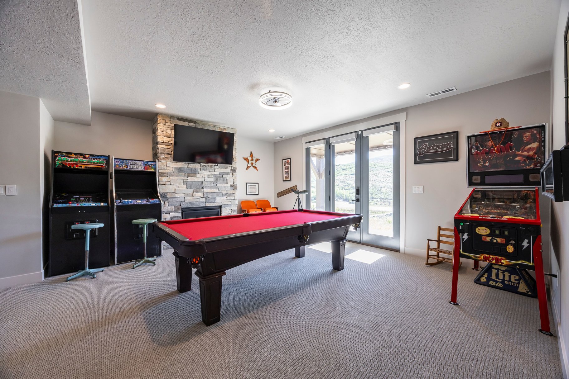  Mountain Views, Open Space & Finished Walkout Basement - 物件實景