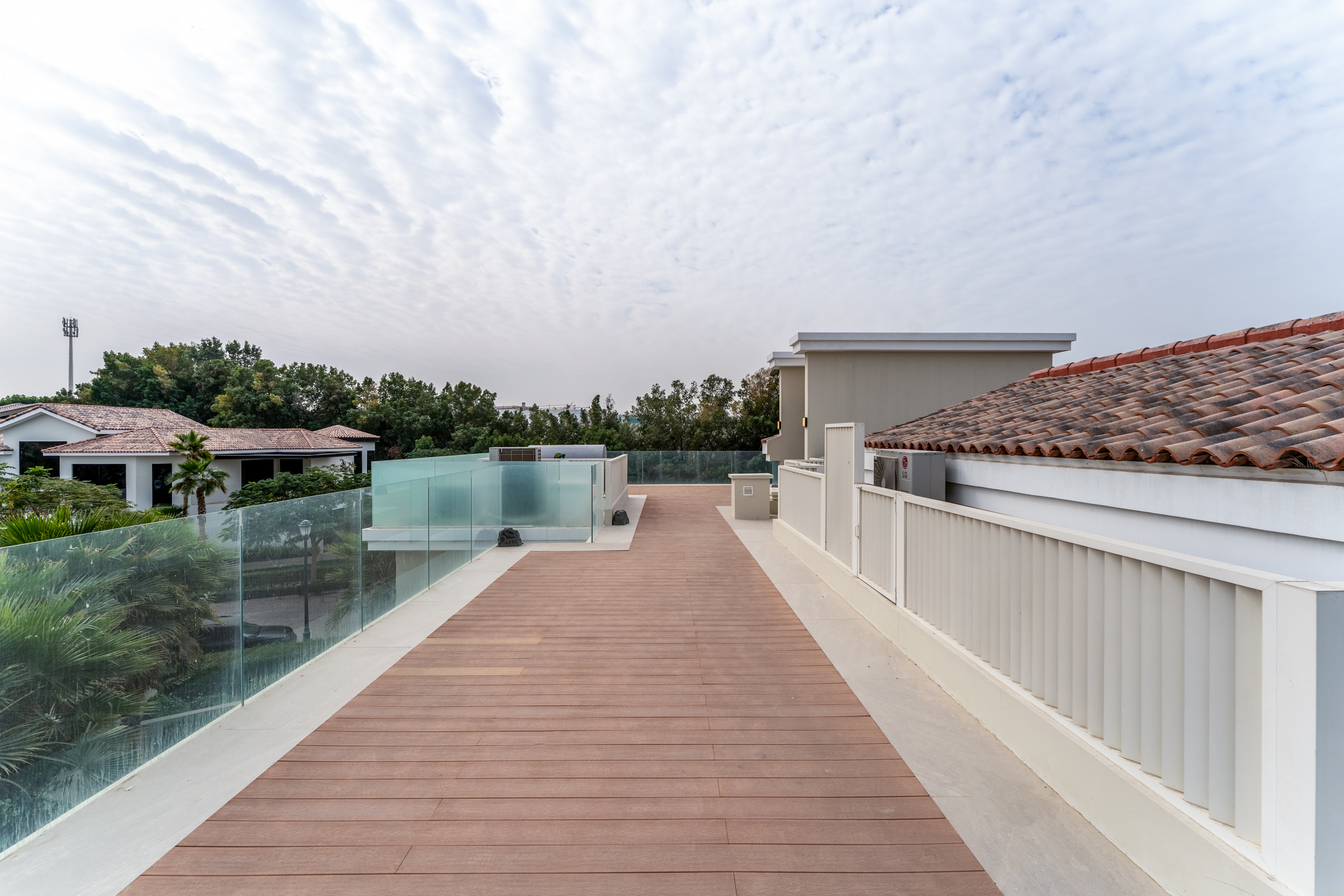 Refined Ready-to-Move Villa With Lake Views in JGE - 物件實景