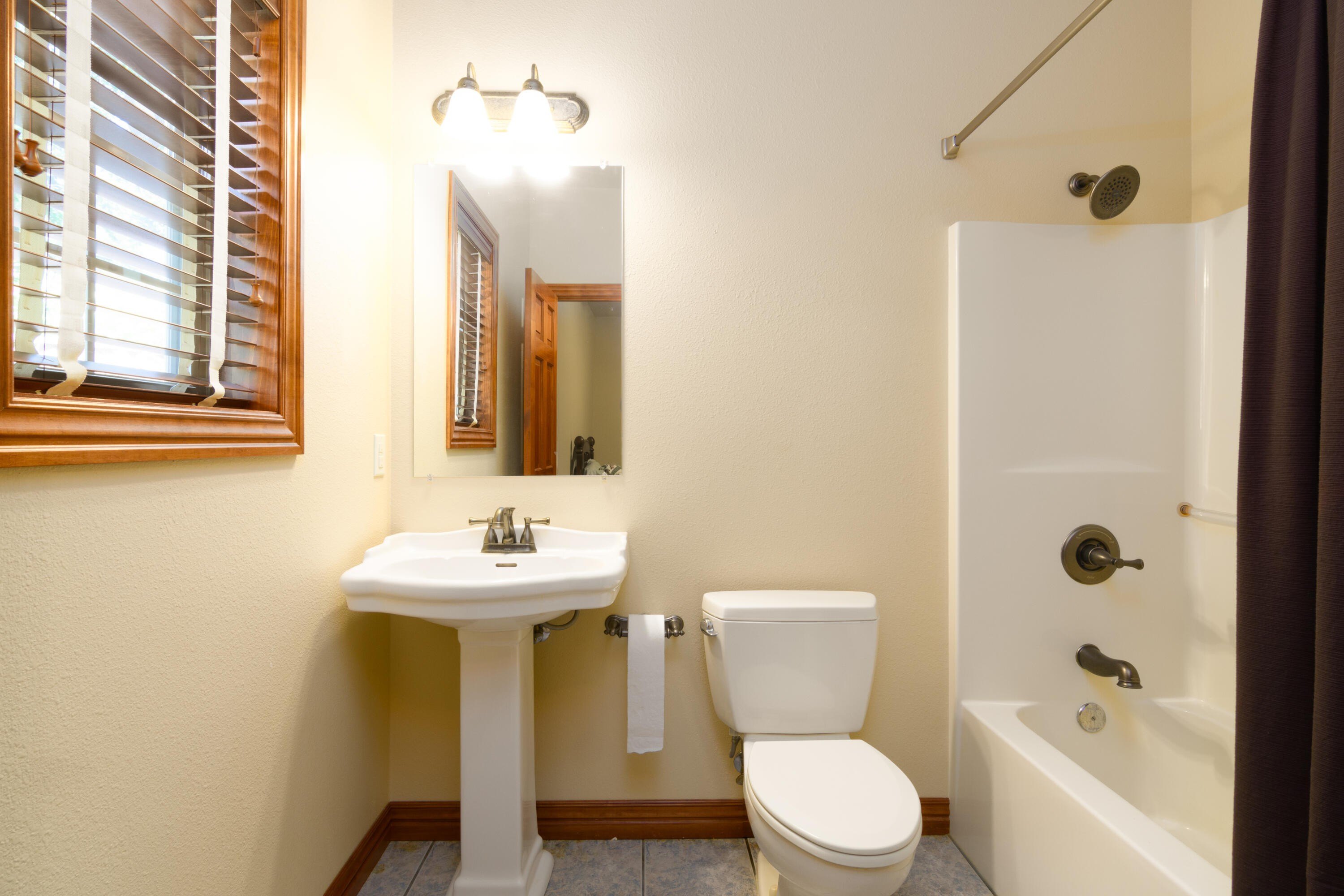 Walnut Shade, Missouri, 65771, United States, 6 Bedrooms Bedrooms, ,5 BathroomsBathrooms,Residential,For Sale,1975828