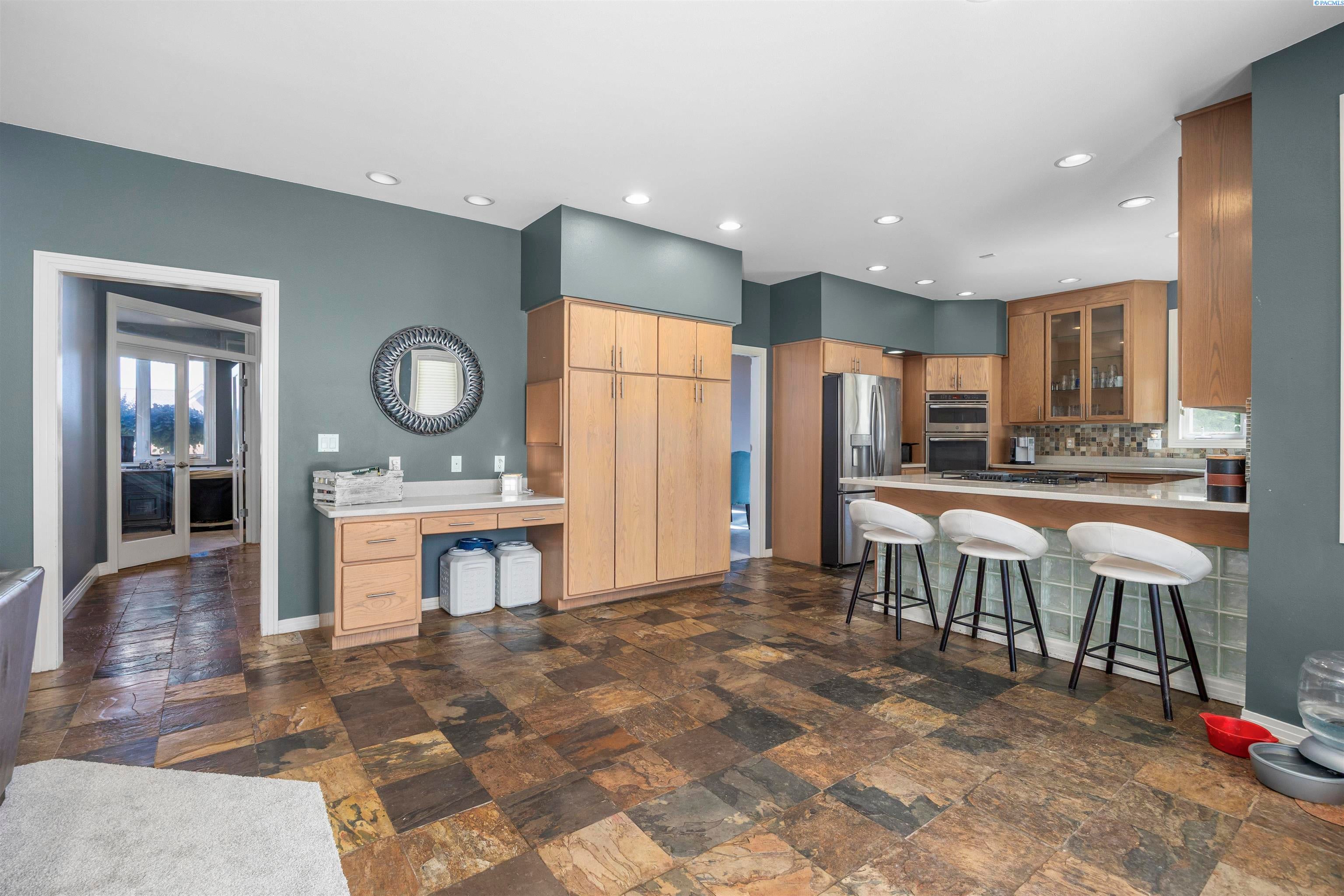 Kennewick, Washington, 99337, United States, 6 Bedrooms Bedrooms, ,4 BathroomsBathrooms,Residential,For Sale,1979182