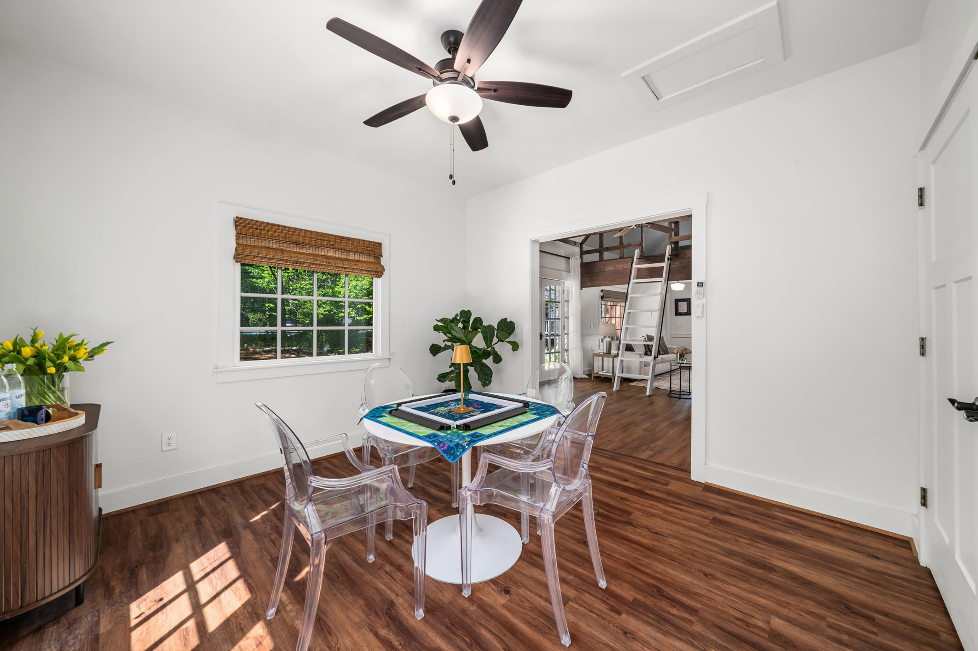  Live Timeless in Coveted Farmhouse on 4+ Private Gated Acres In Roswell - 物件實景