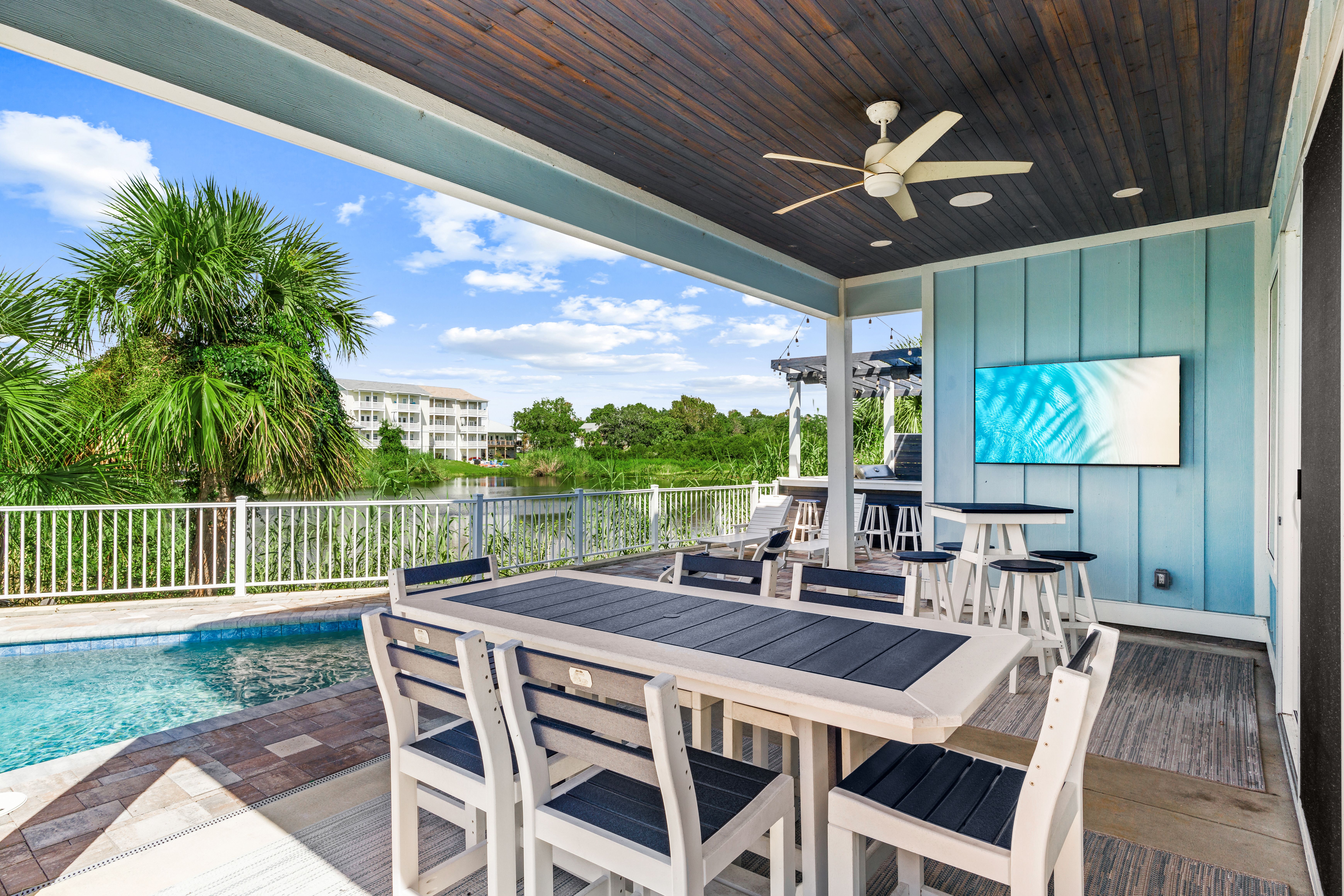 Custom Lakefront Retreat With Gulf Views And Private Pool - 物件實景