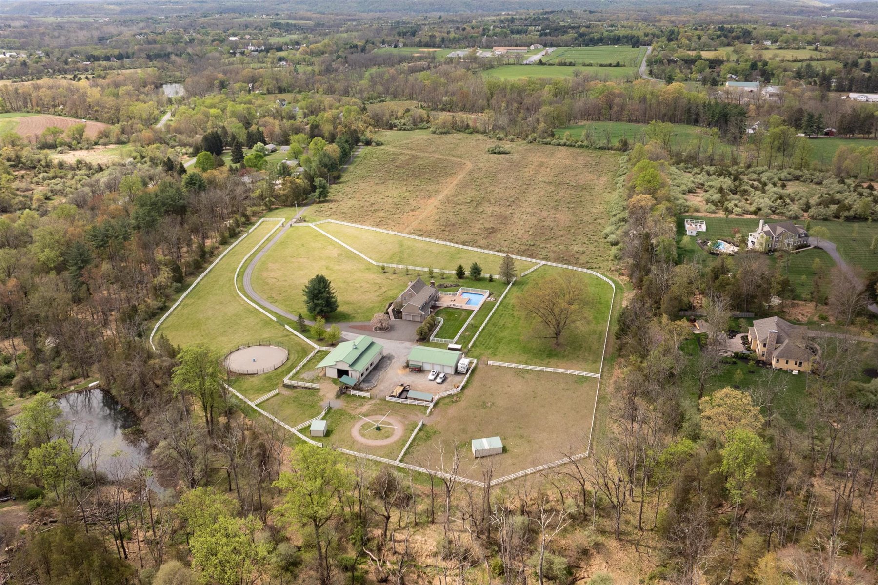  Well Maintained Colonial Home with Exceptional Equestrian Property - 物件實景