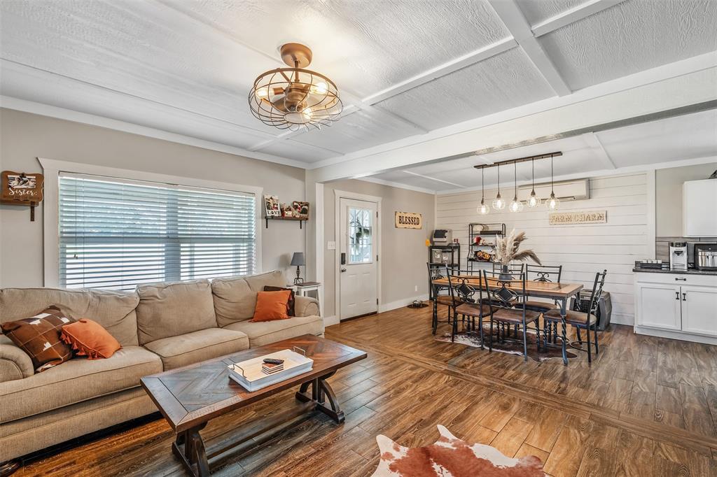 Mineola, Texas, 75773, United States, 3 Bedrooms Bedrooms, ,3 BathroomsBathrooms,Residential,For Sale,1947145