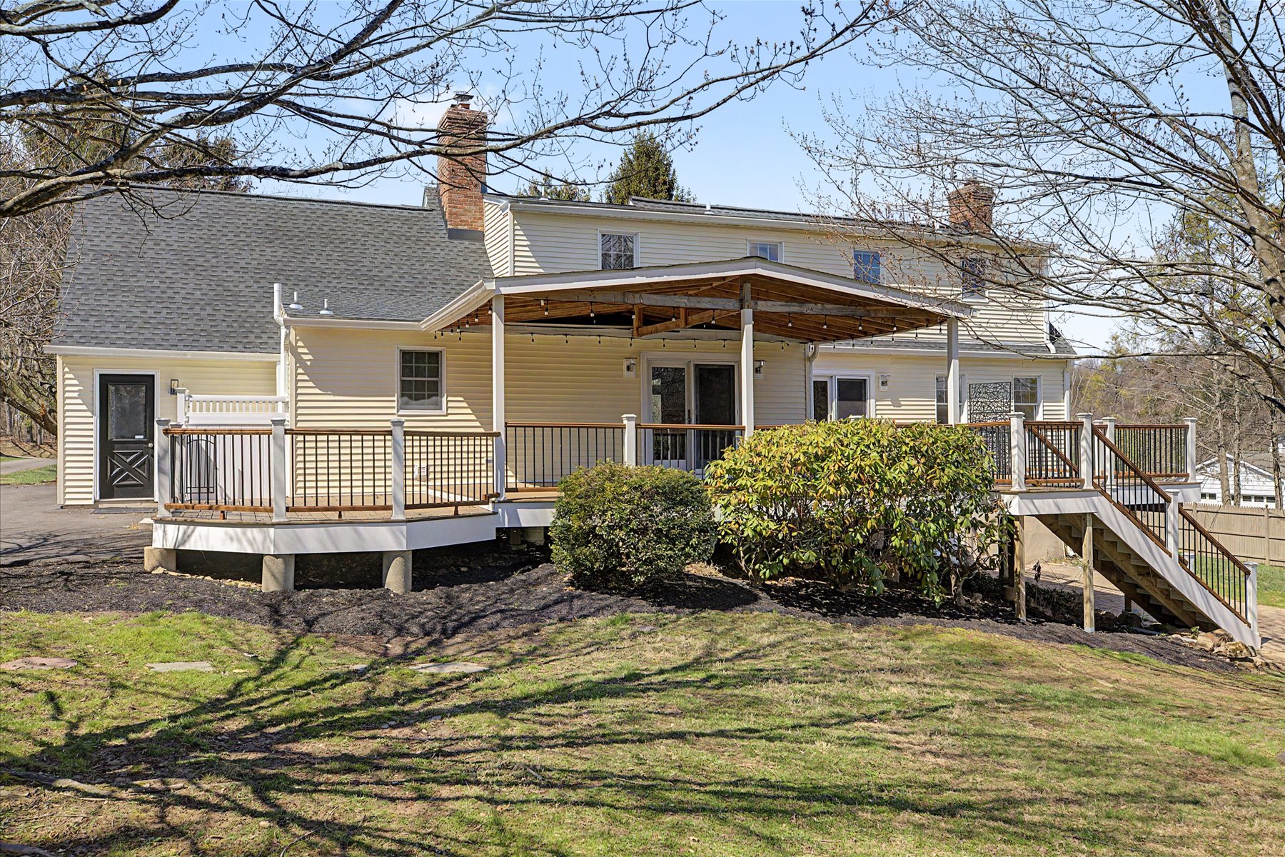  Lovely Cape Cod Home Situated on Two Private Acres - 物件實景