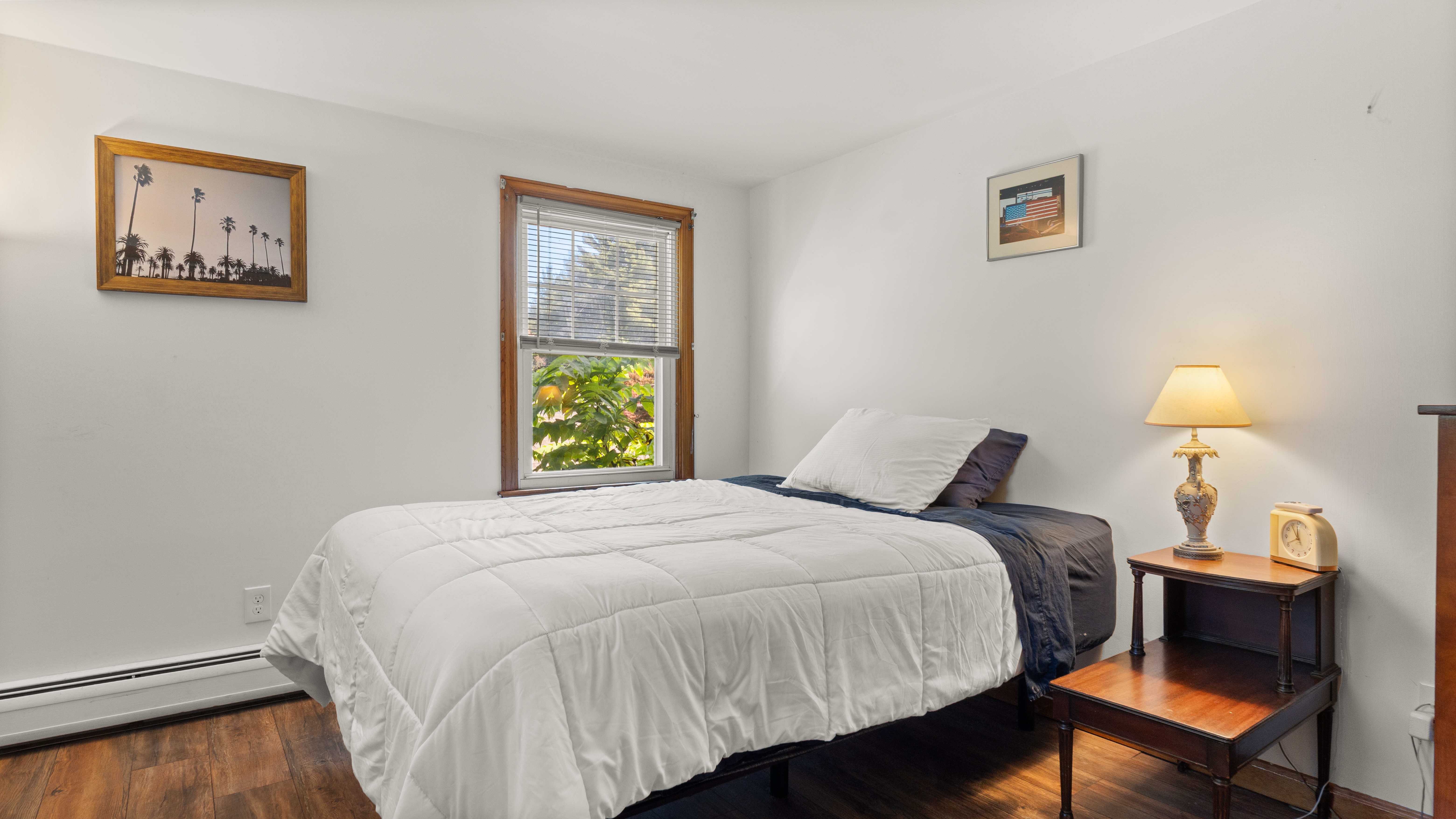  CHARMING IN-TOWN CAPE ON SPACIOUS LOT WITH INGROUND POOL - 物件實景
