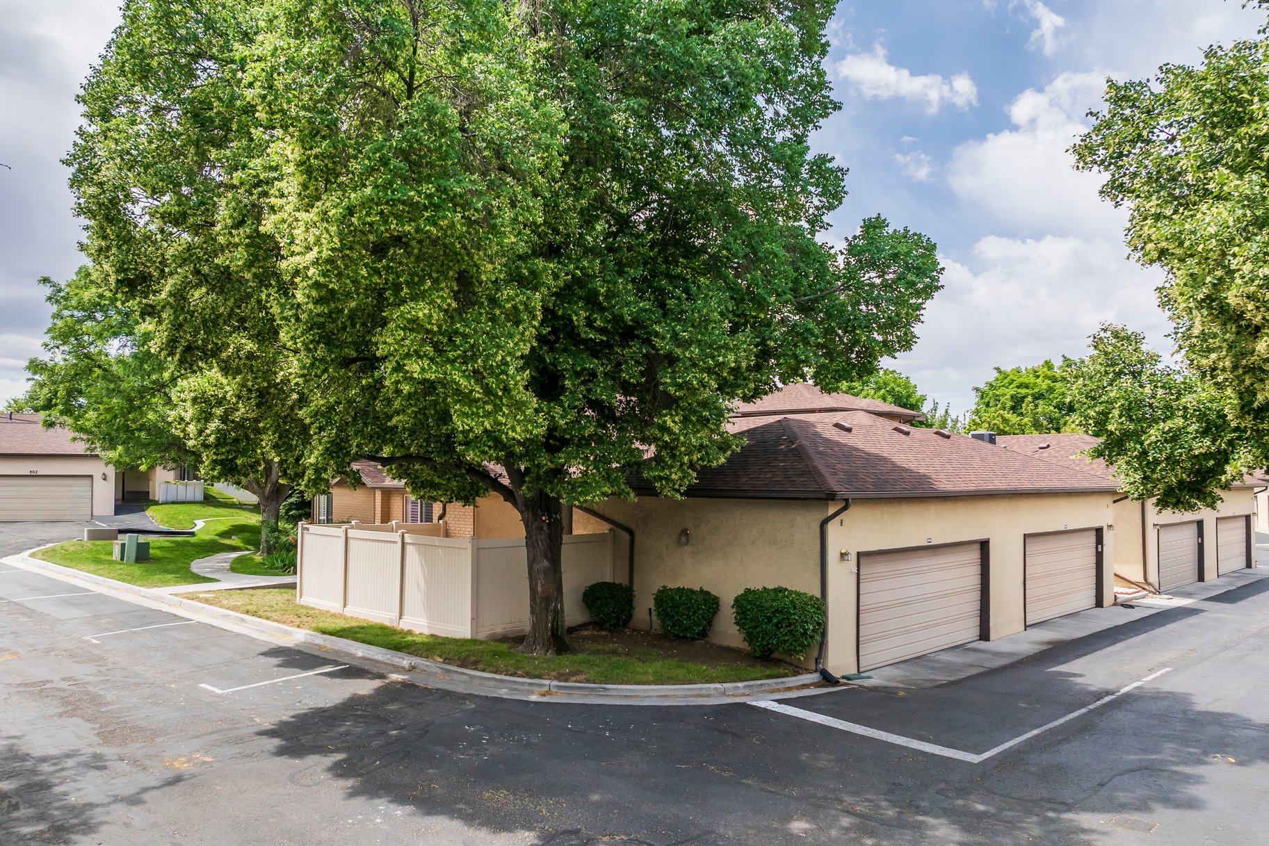  Rarely Available Harvest Lane Rambler Main-Level Living - 物件實景