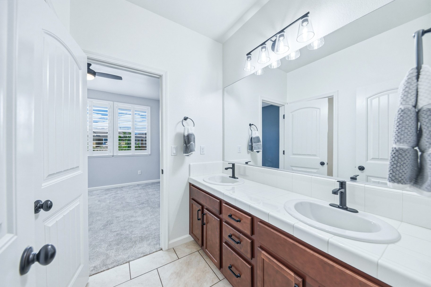  Turn-Key Home Close to Parks, Shopping & Trails - 物件實景