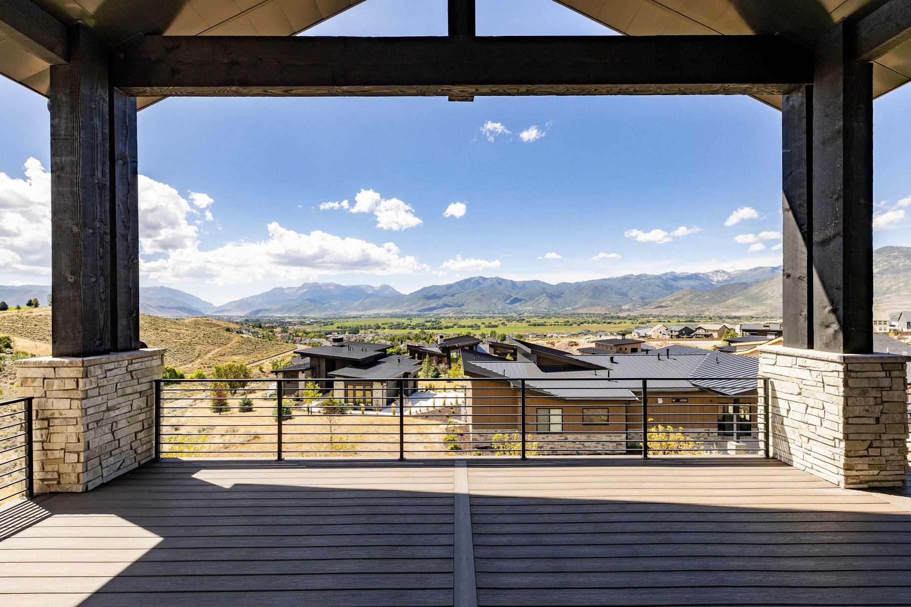  Upgraded Luxury Living with Panoramic Mountain Views - 物件實景
