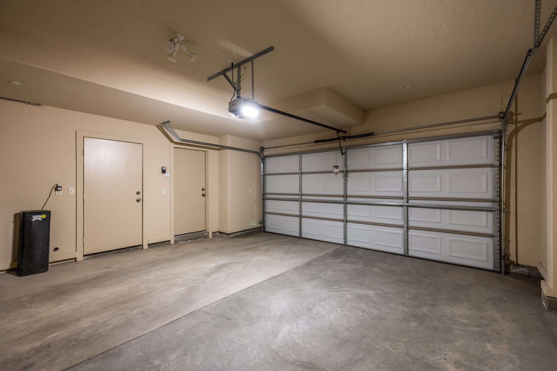  3-Bedroom Fox Point Townhome with 2-Car Garage & Newly Updated Kitchen - 物件實景