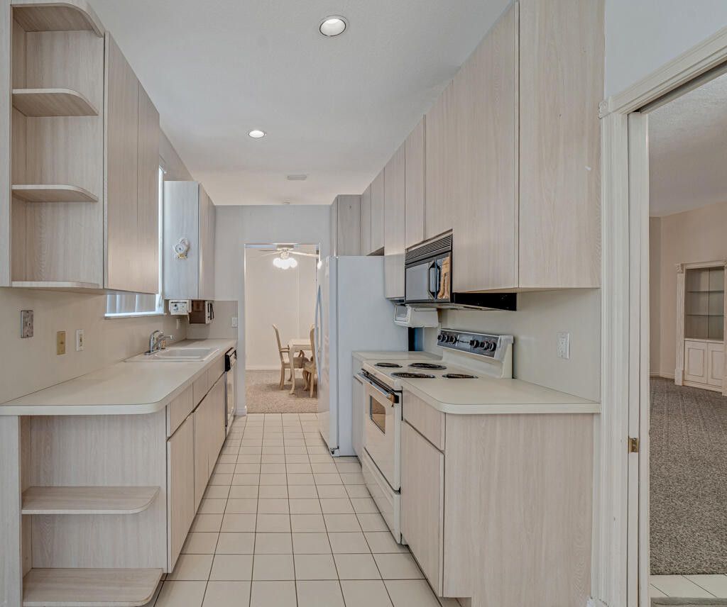 Lake Worth, Florida, 33461, United States, 3 Bedrooms Bedrooms, ,2 BathroomsBathrooms,Residential,For Sale,1980567