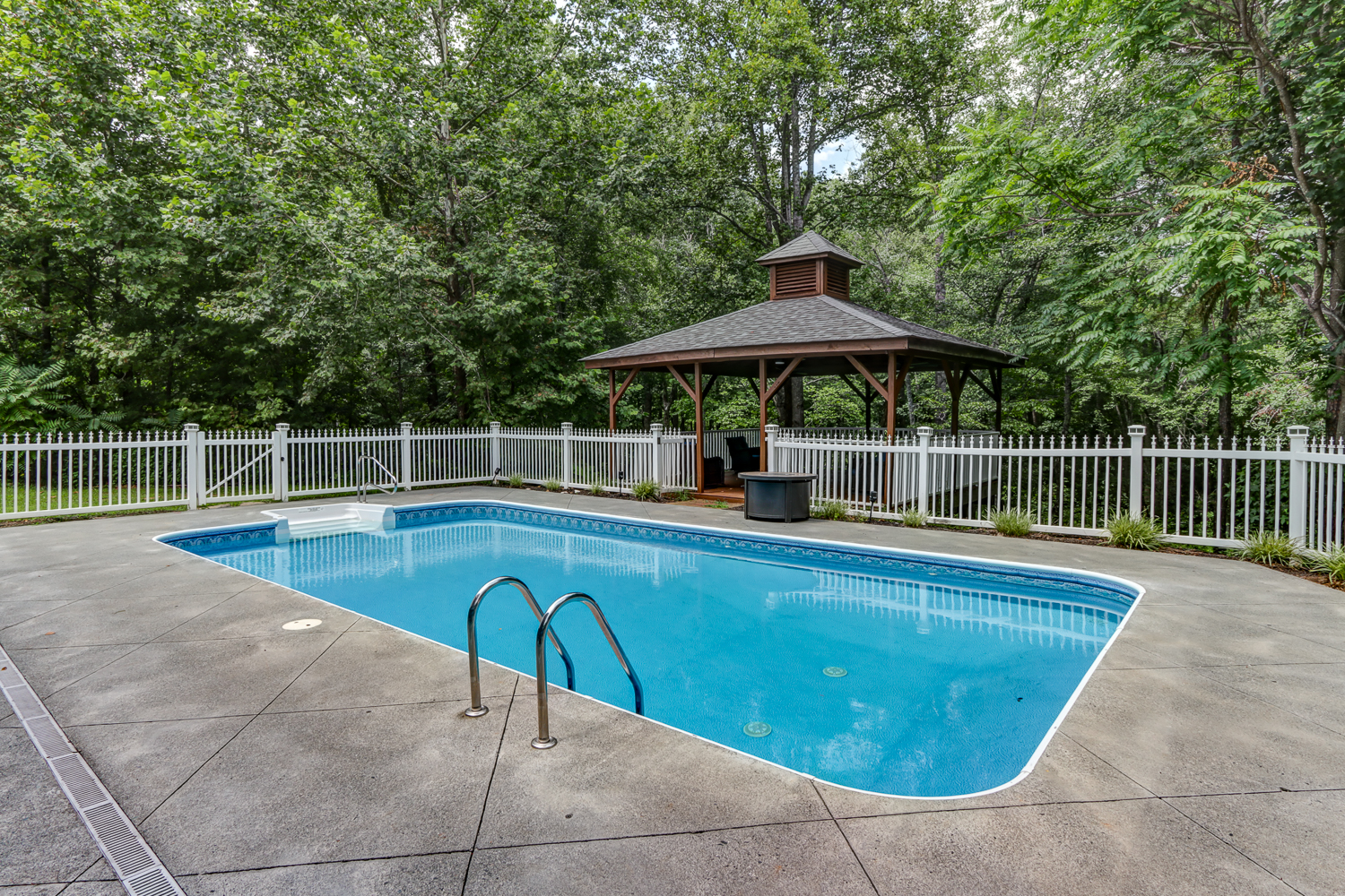 Appomattox, Virginia, 24522, United States, 4 Bedrooms Bedrooms, ,Residential,For Sale,1905819