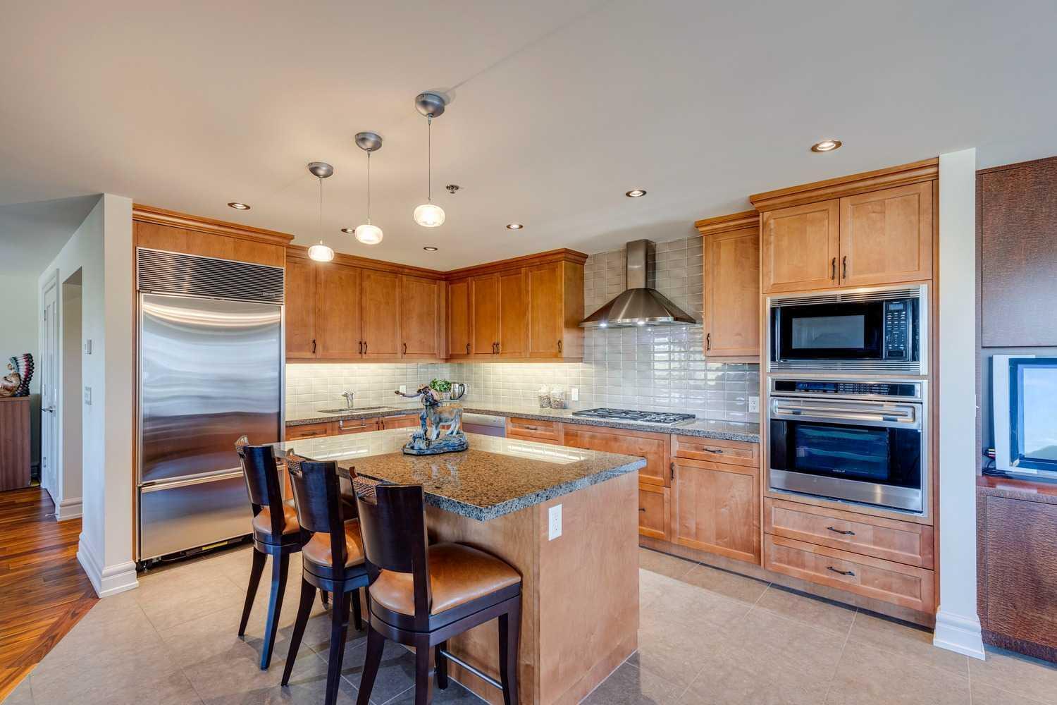 CALGARY, Alberta, T2P 5N4, CA, 2 Bedrooms Bedrooms, ,3 BathroomsBathrooms,Residential,For Sale,1837238