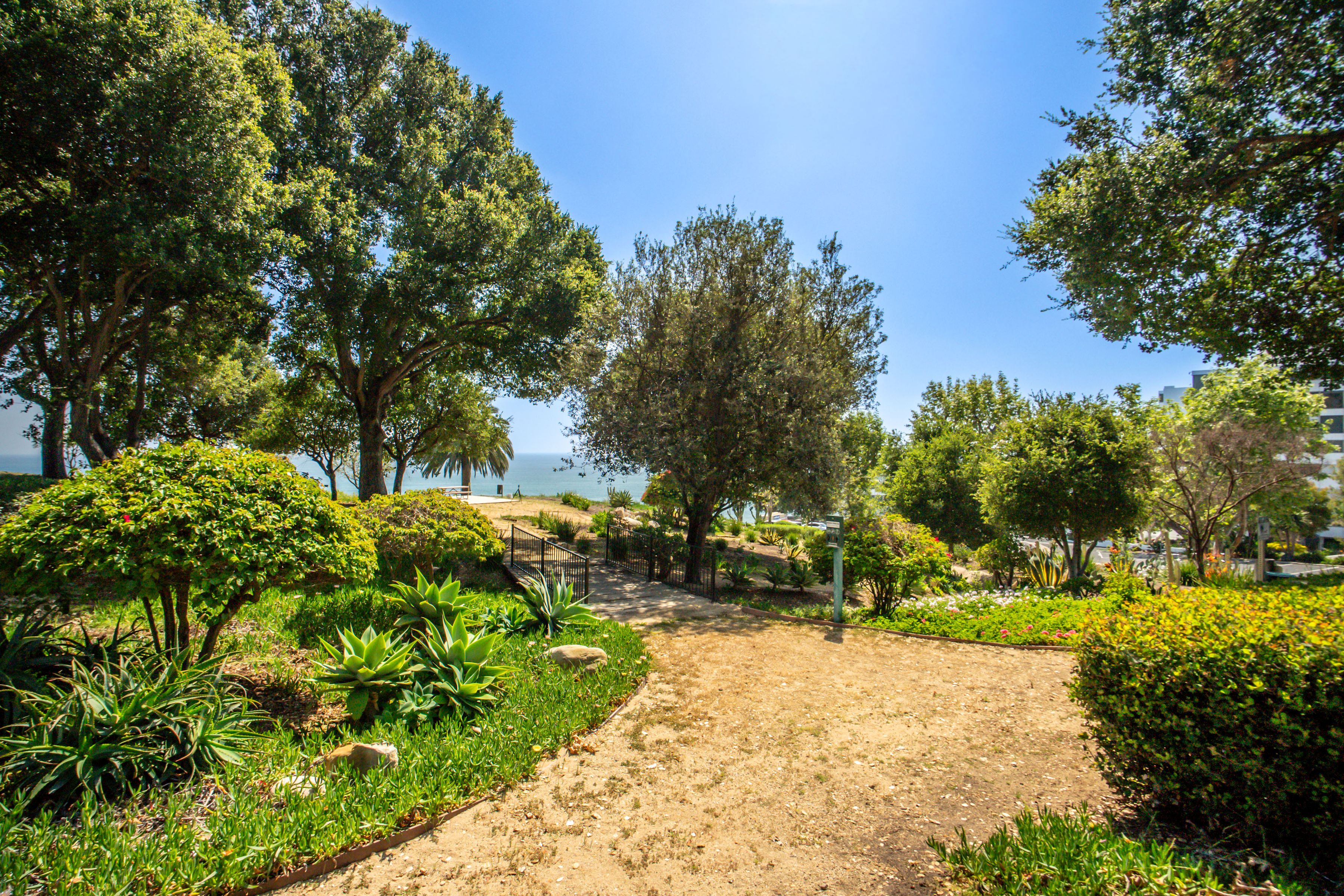  17352 W Sunset Blvd - 物件實景